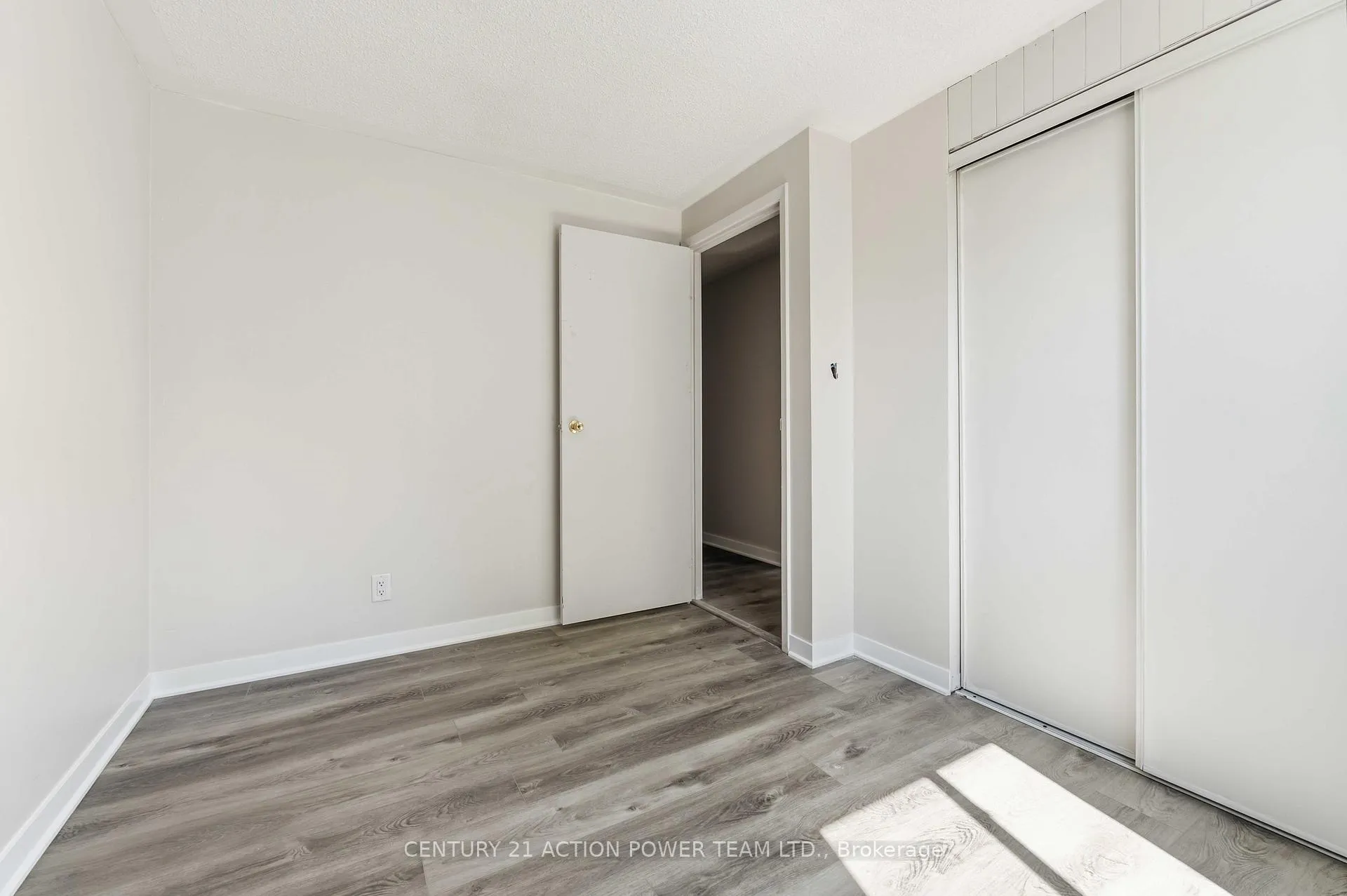Photo 20 of Unit A, 2178 Erinbrook Crescent, Ottawa, Sheffield Glen/Industrial Park — HOMEH
