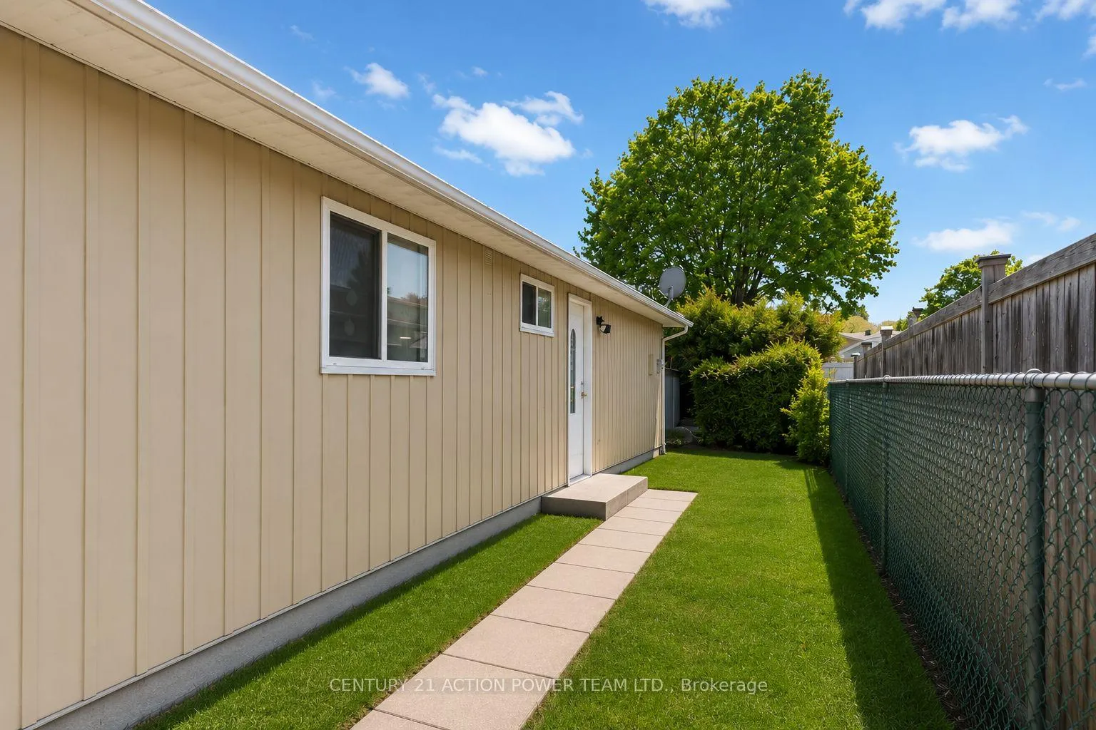 Photo 23 of Unit A, 2178 Erinbrook Crescent, Ottawa, Sheffield Glen/Industrial Park — HOMEH