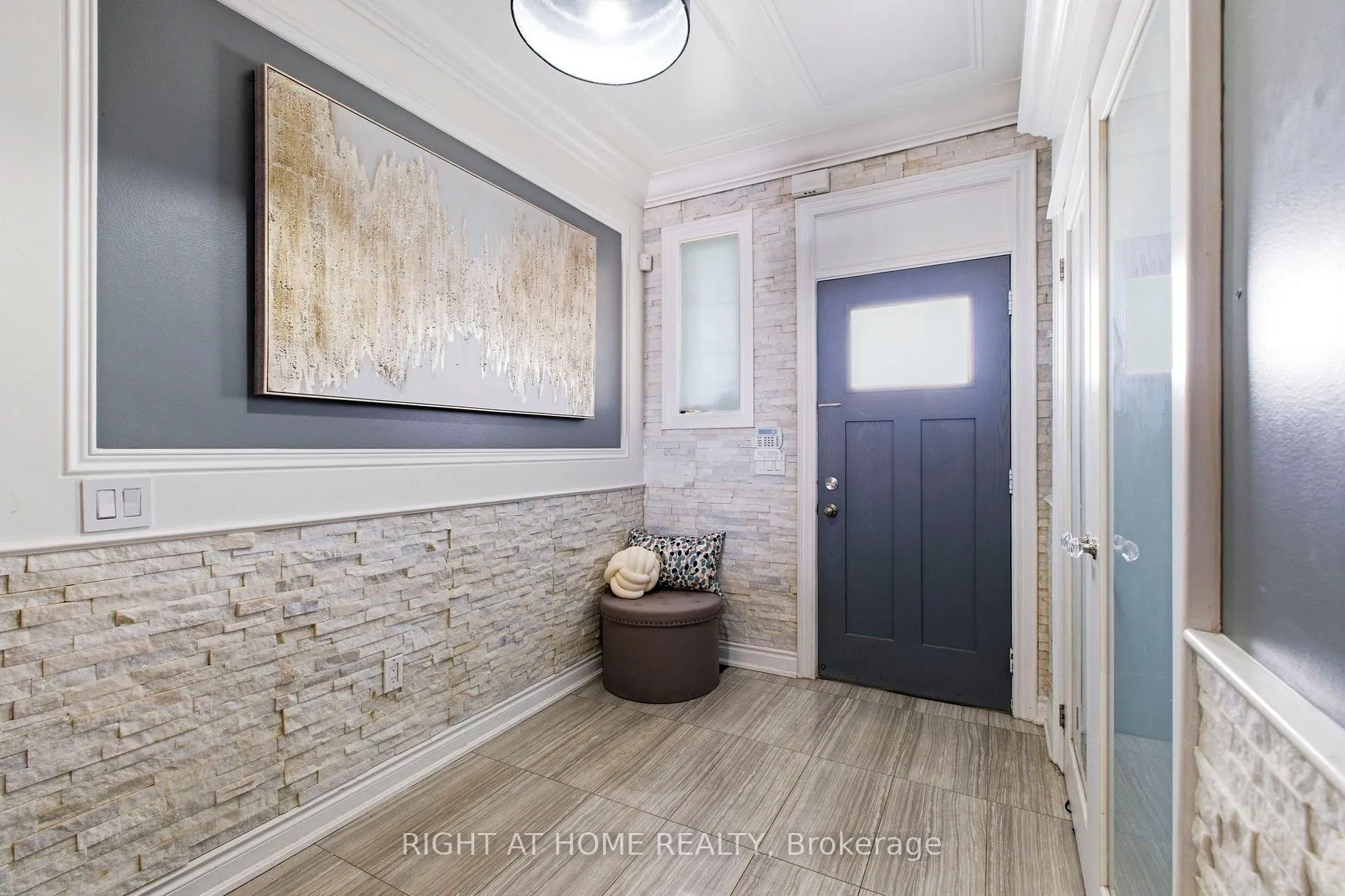 Photo 3 of 10 Learmont Avenue, Caledon, Rural Caledon — HOMEH