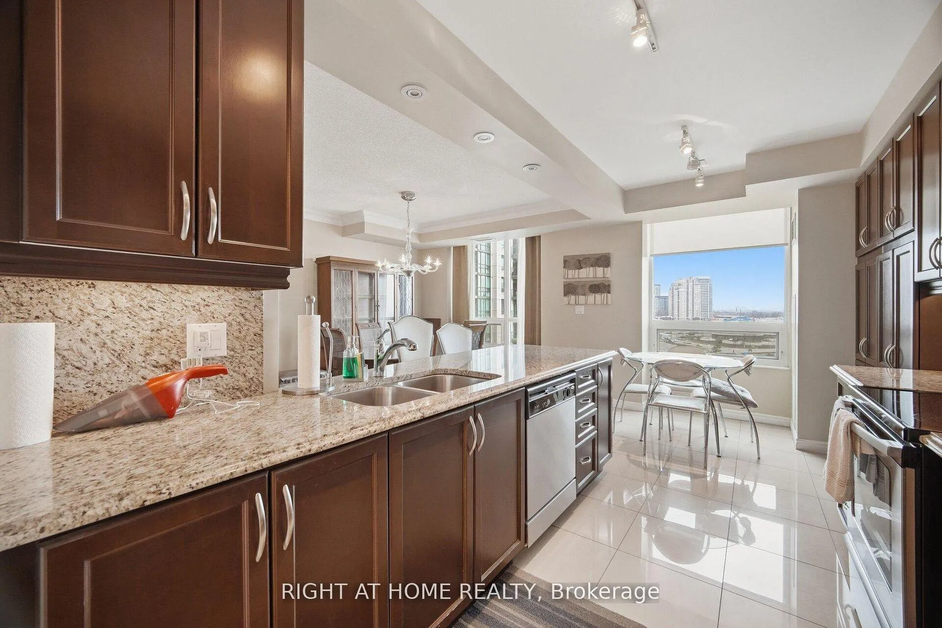 Photo 13 of Unit 1010, 88 Promenade Circle, Vaughan, Brownridge — HOMEH