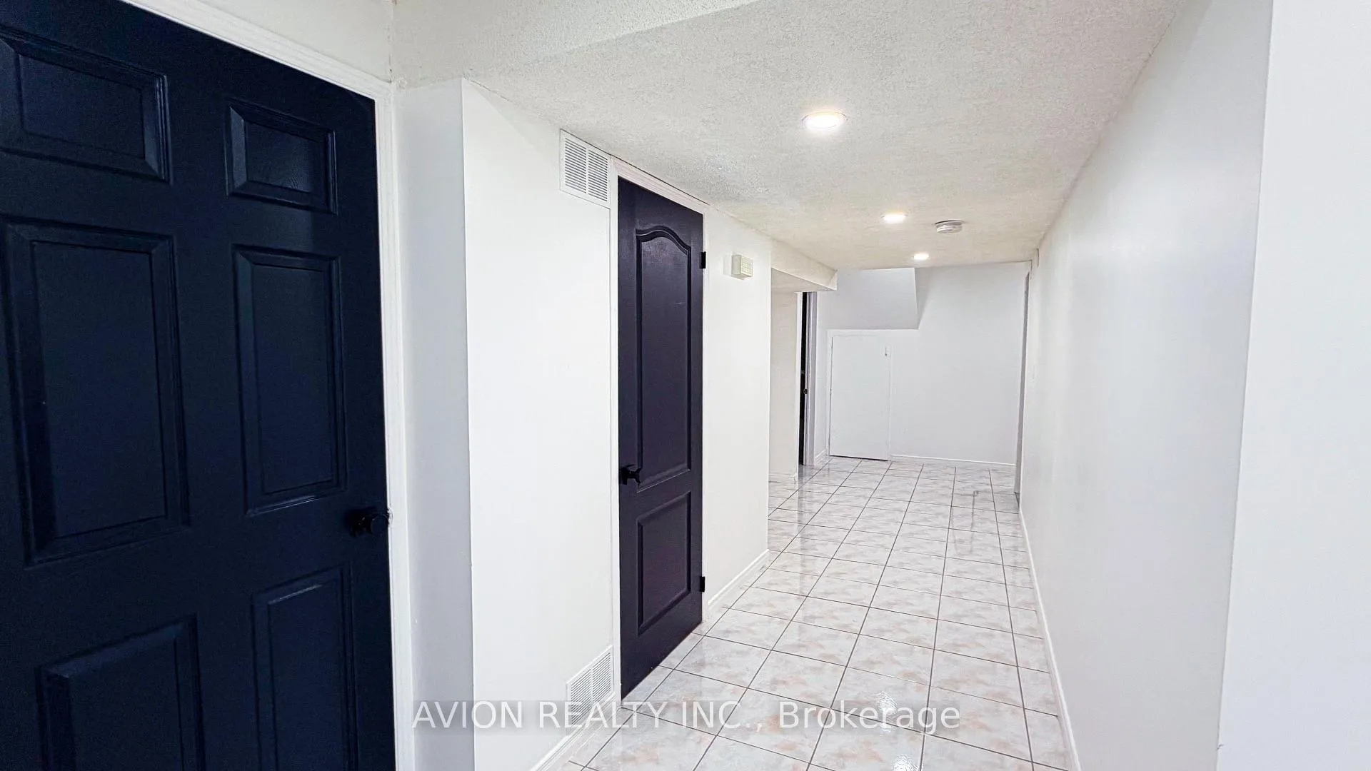 Photo 2 of Unit Lower 2, 2 Bute Court, Vaughan, Maple — HOMEH