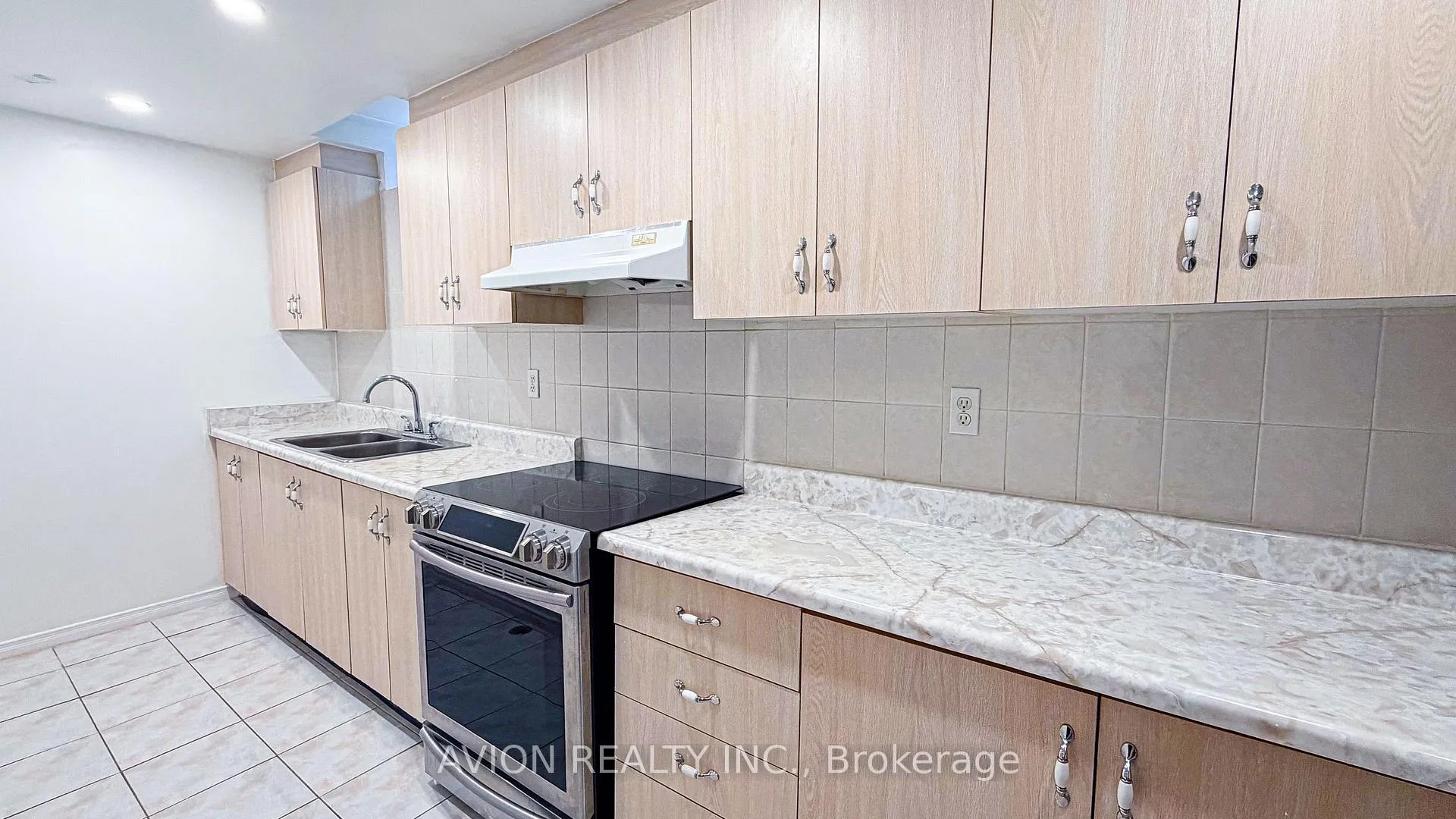 Photo 6 of Unit Lower 2, 2 Bute Court, Vaughan, Maple — HOMEH