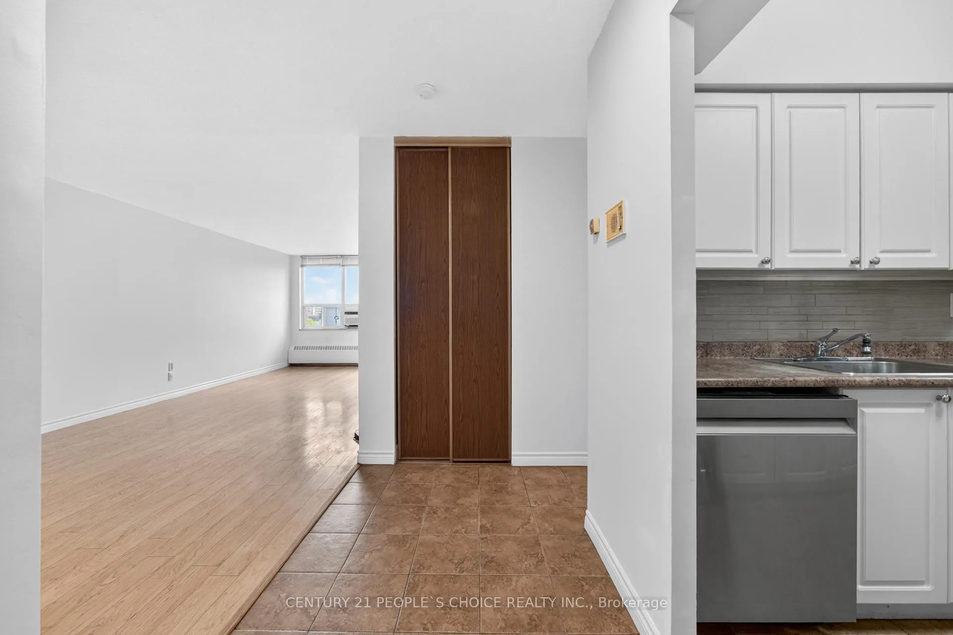 Photo 6 of Unit 702, 390 Dixon Road, Etobicoke, Kingsview Village-The Westway — HOMEH