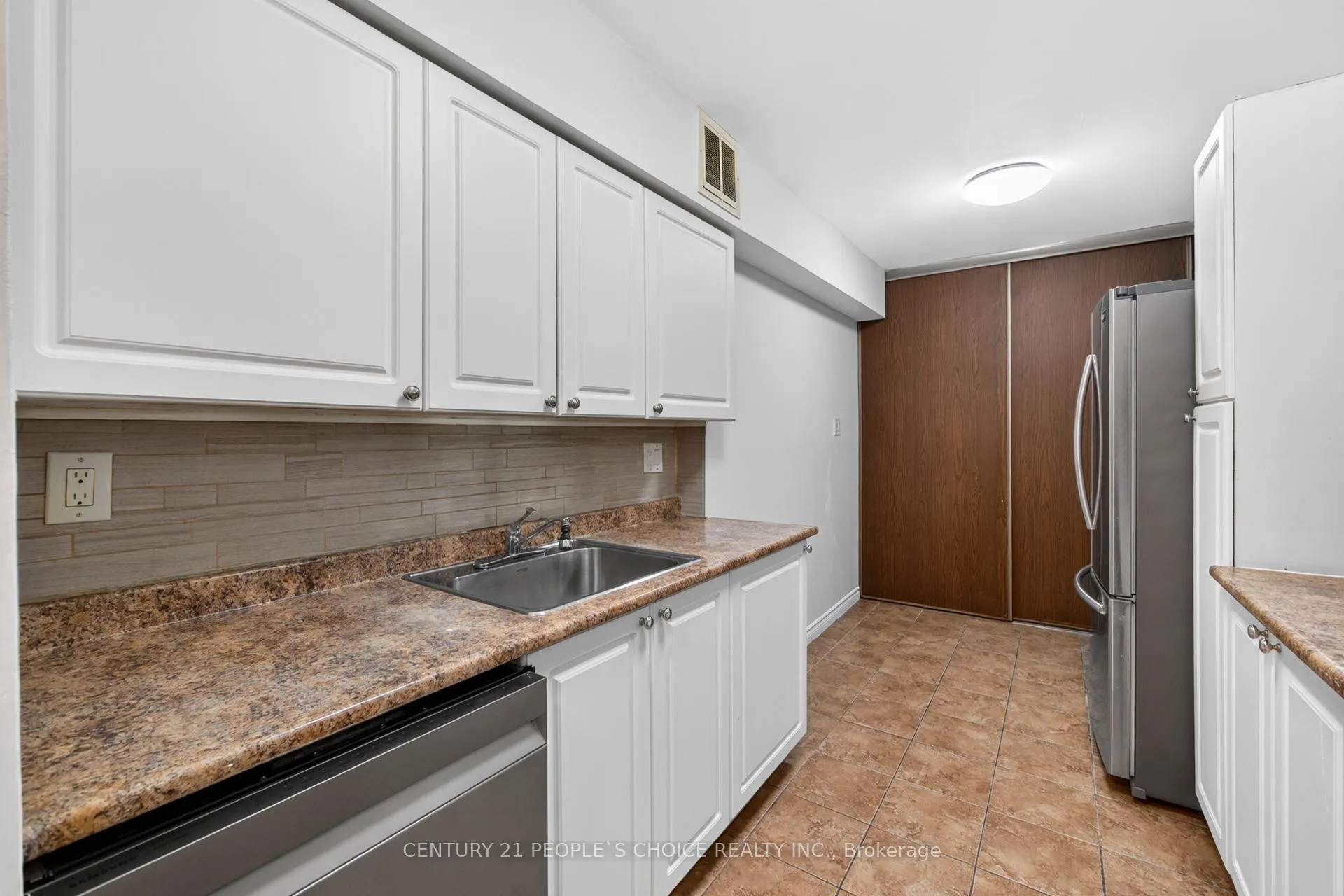 Photo 8 of Unit 702, 390 Dixon Road, Etobicoke, Kingsview Village-The Westway — HOMEH