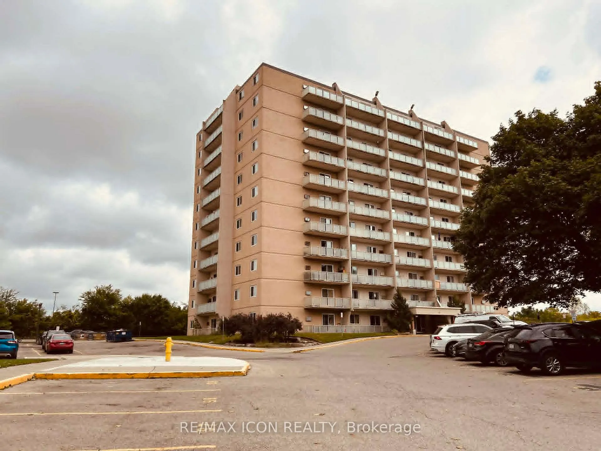 Front of Unit 810, 573 Mornington Avenue