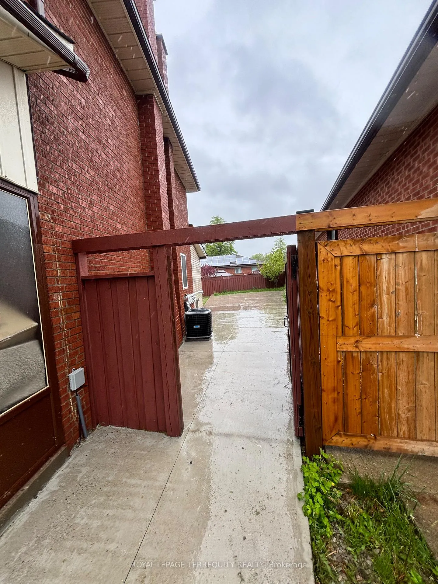 Photo 31 of 28 Keegan Crescent, North York, York University Heights — HOMEH