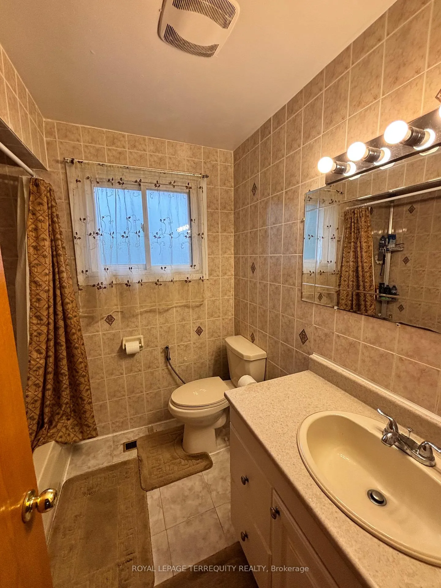 Photo 17 of 28 Keegan Crescent, North York, York University Heights — HOMEH