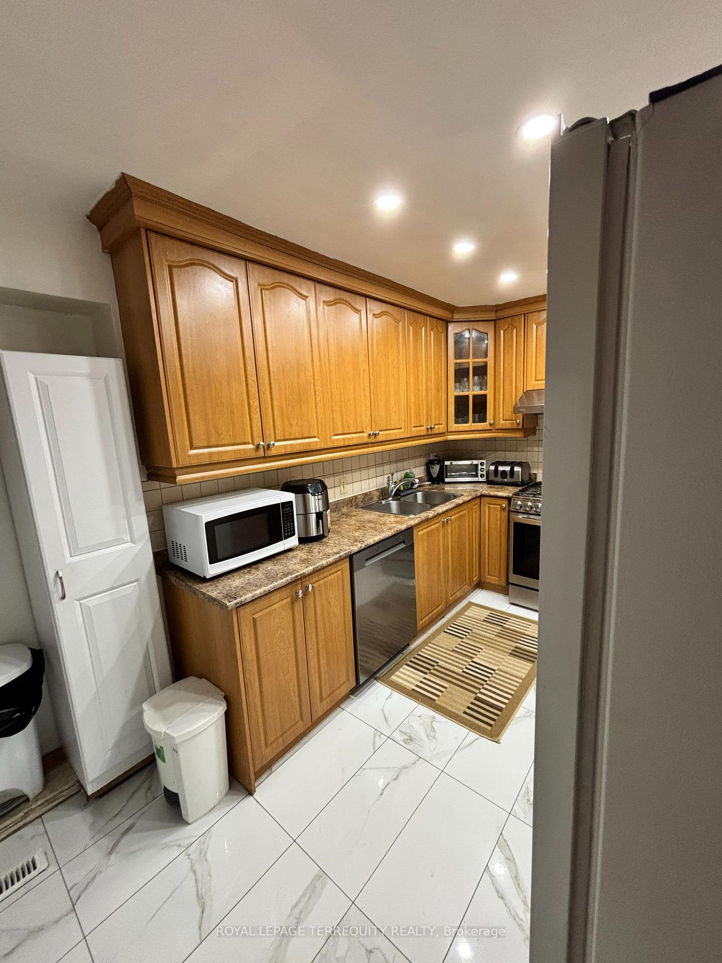 Photo 10 of 28 Keegan Crescent, North York, York University Heights — HOMEH
