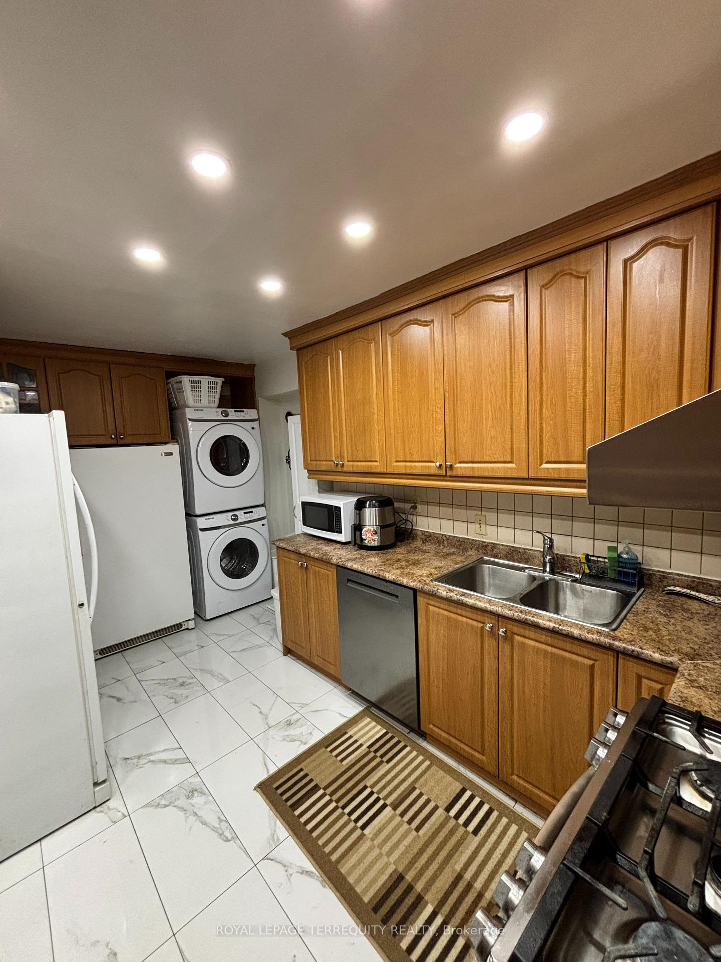 Photo 13 of 28 Keegan Crescent, North York, York University Heights — HOMEH