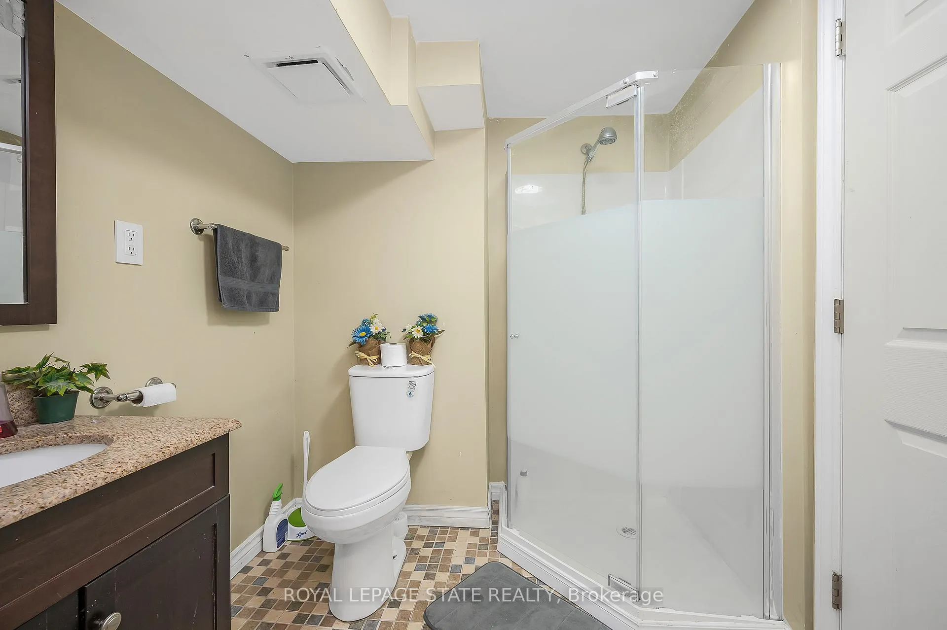 Photo 24 of Unit 2, 165 Limeridge Road W, Hamilton, Rolston — HOMEH