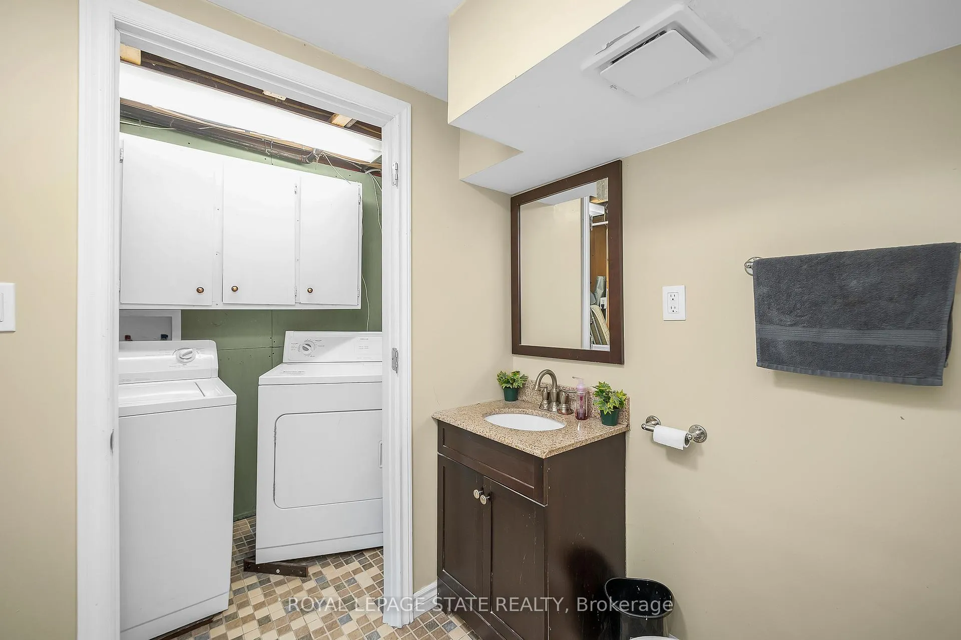 Photo 25 of Unit 2, 165 Limeridge Road W, Hamilton, Rolston — HOMEH