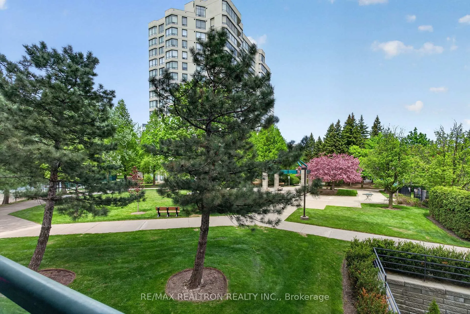 Photo 8 of Unit 203, 110 Promenade Circle, Vaughan, Brownridge — HOMEH