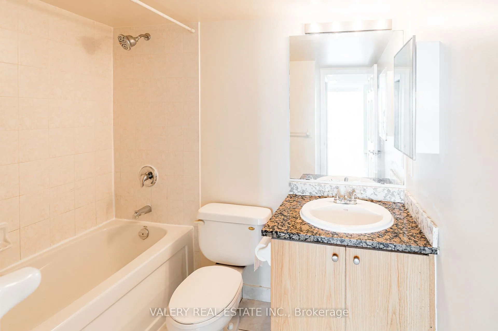 Photo 13 of Unit 1810, 51 Lower Simcoe Street, Toronto, Waterfront Communities — HOMEH