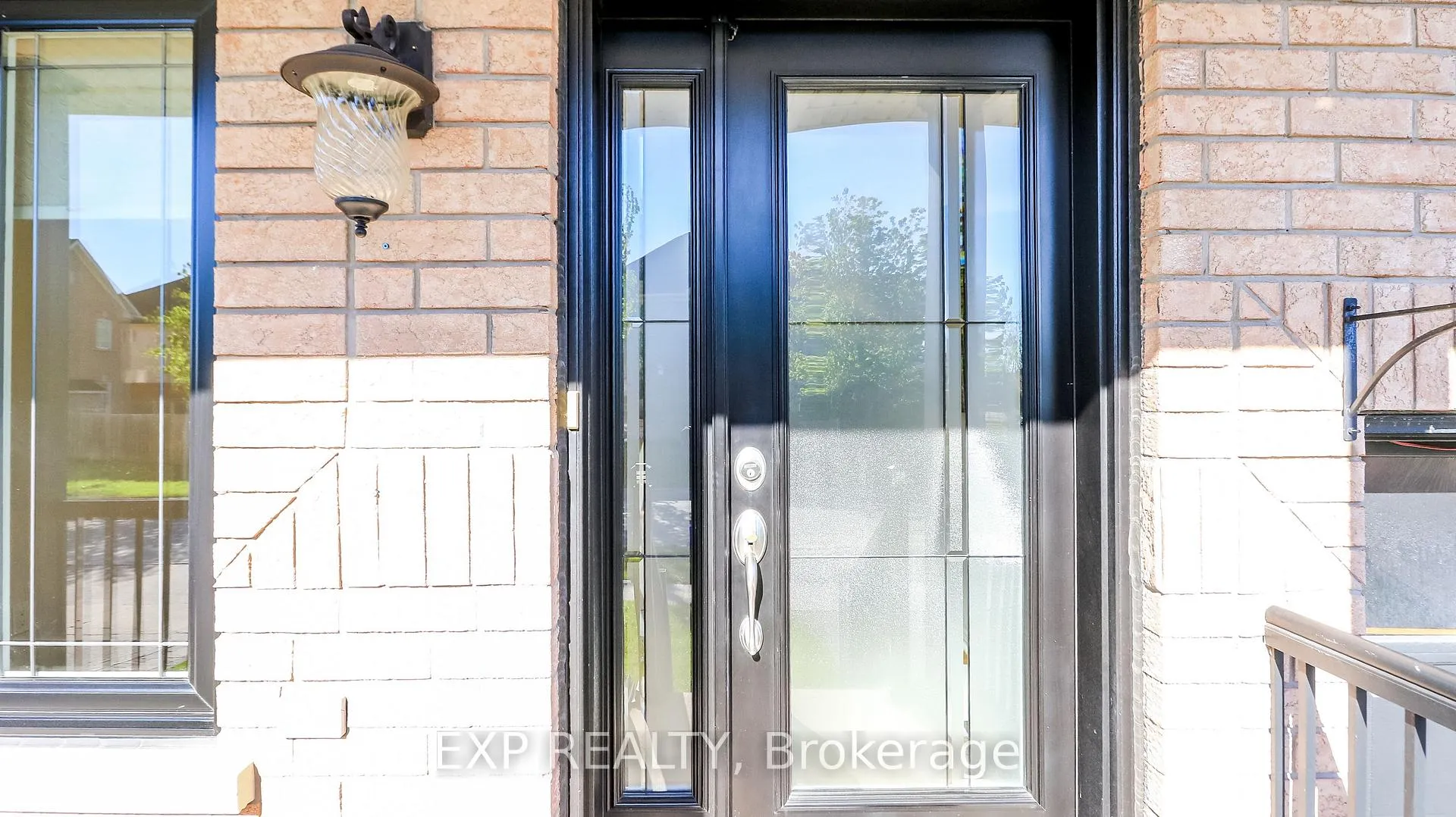 Photo 3 of 10 Westminster Circle, Barrie, Innis-Shore — HOMEH