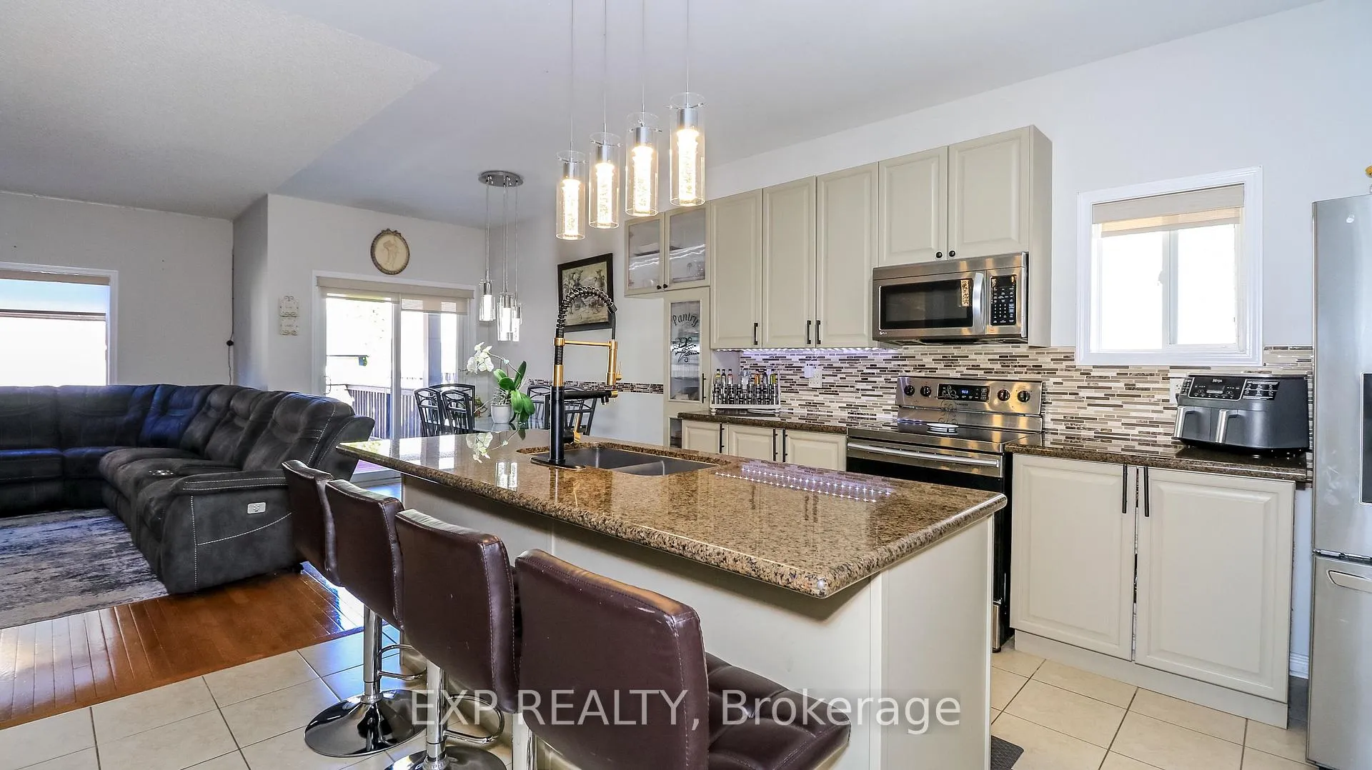 Photo 9 of 10 Westminster Circle, Barrie, Innis-Shore — HOMEH