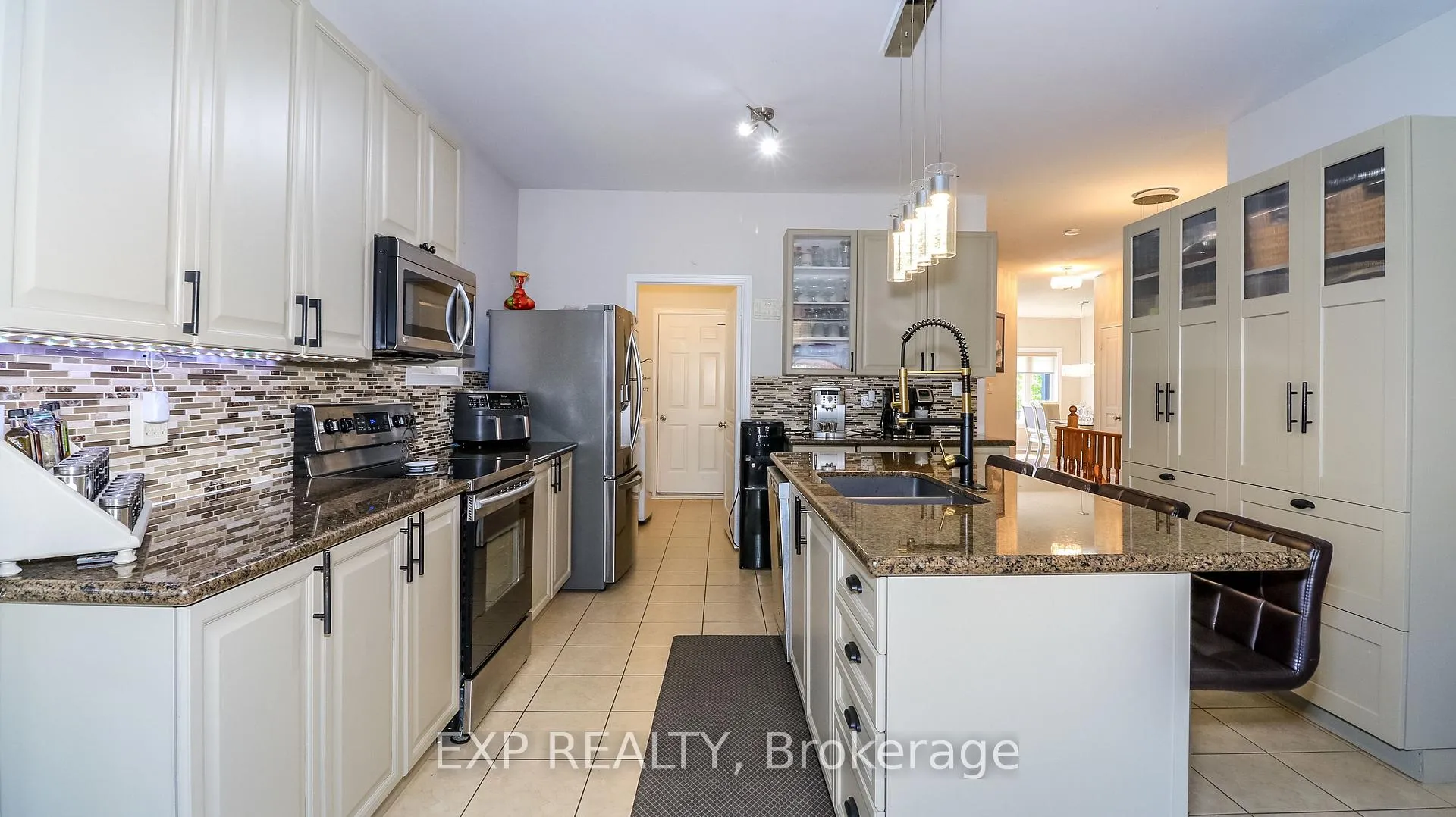 Photo 11 of 10 Westminster Circle, Barrie, Innis-Shore — HOMEH