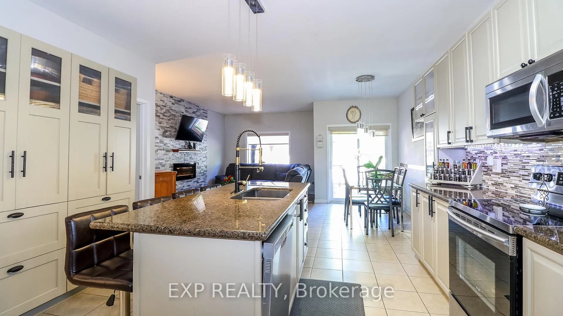 Photo 14 of 10 Westminster Circle, Barrie, Innis-Shore — HOMEH