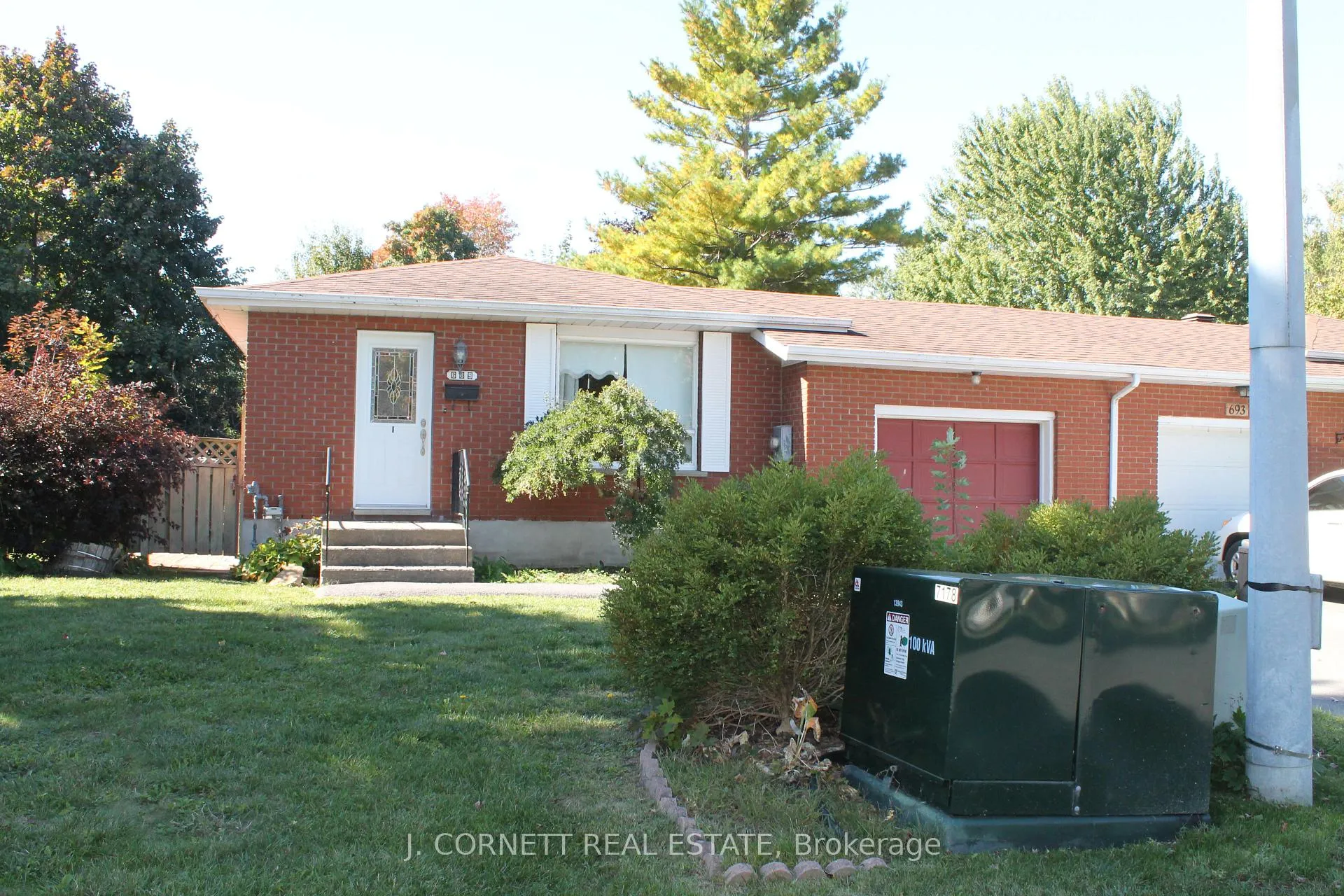 Photo 2 of 689 Champlain Drive E, Cornwall — HOMEH