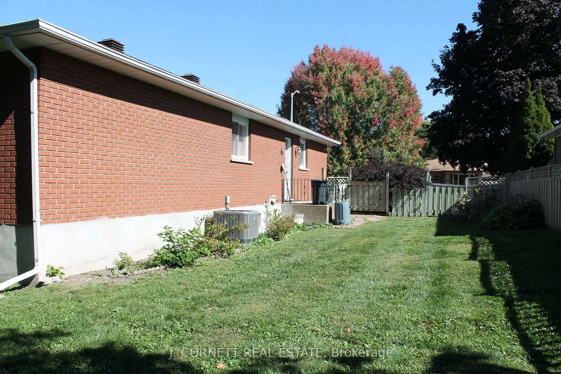 Photo 3 of 689 Champlain Drive E, Cornwall — HOMEH
