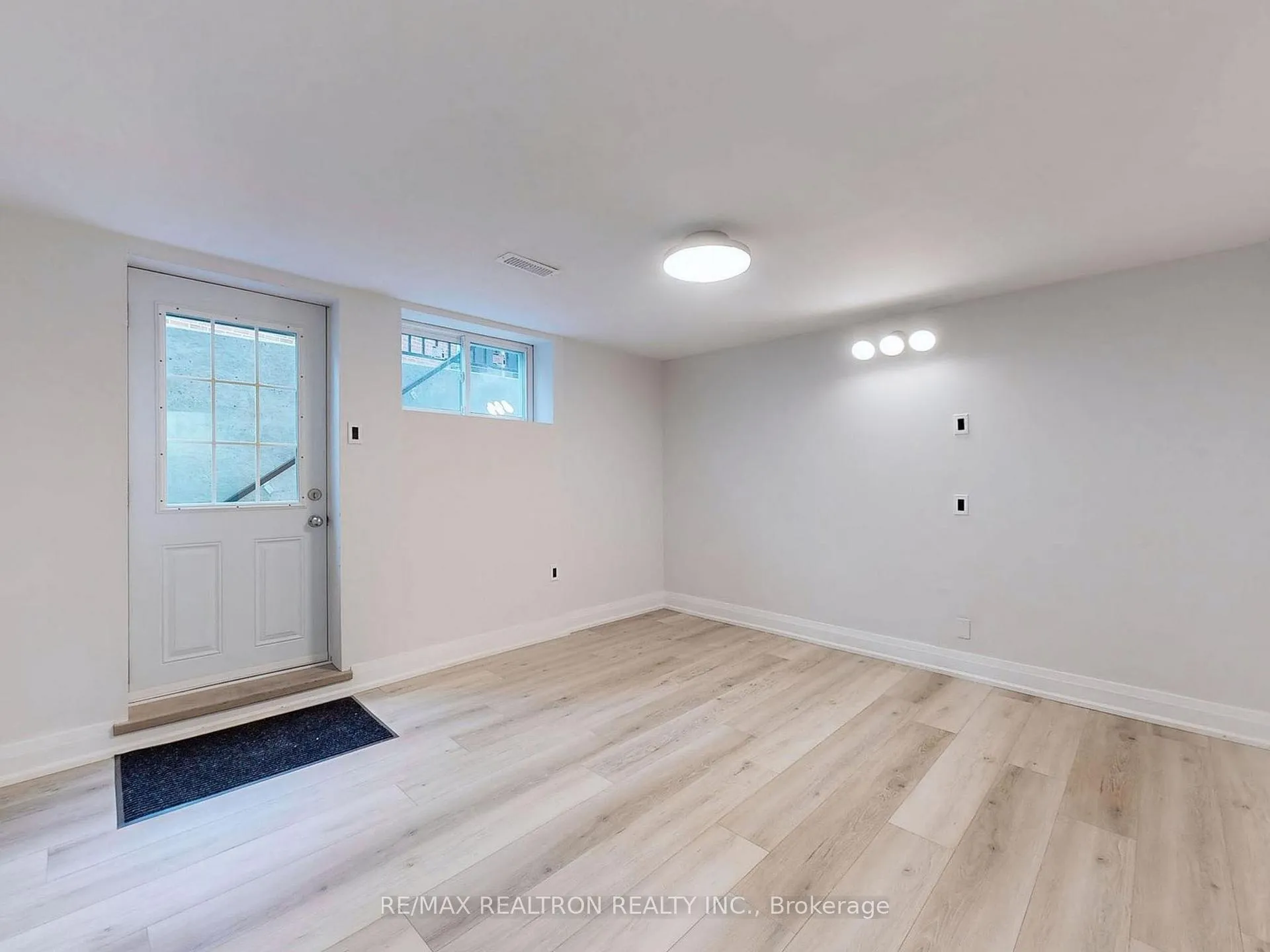 Photo 2 of Unit Bsmt, 28 Blue Spruce Lane, Markham, Royal Orchard — HOMEH