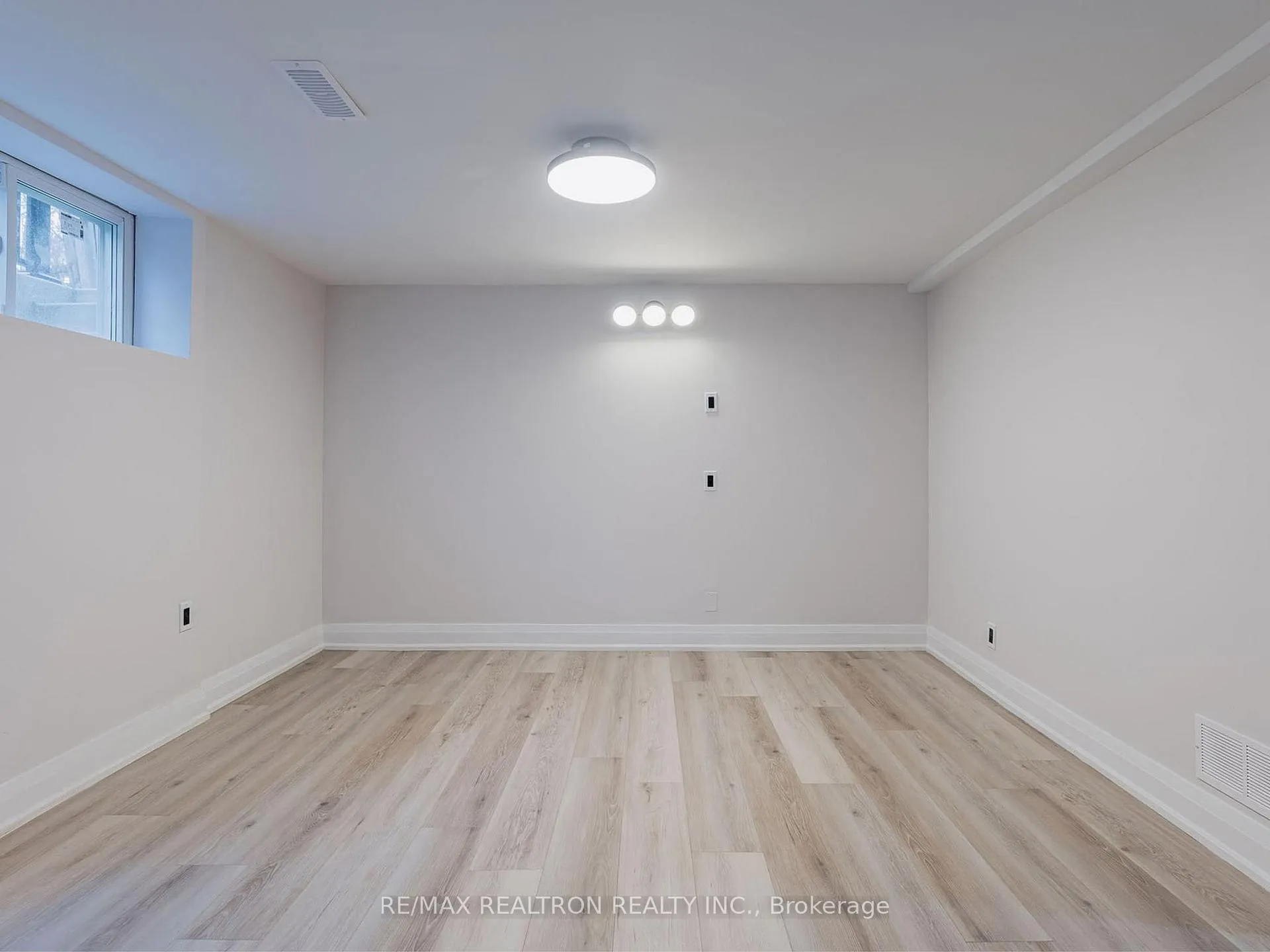 Photo 3 of Unit Bsmt, 28 Blue Spruce Lane, Markham, Royal Orchard — HOMEH