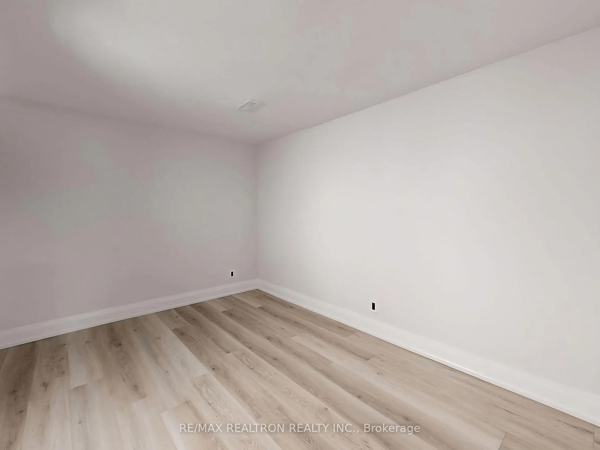 Photo 11 of Unit Bsmt, 28 Blue Spruce Lane, Markham, Royal Orchard — HOMEH