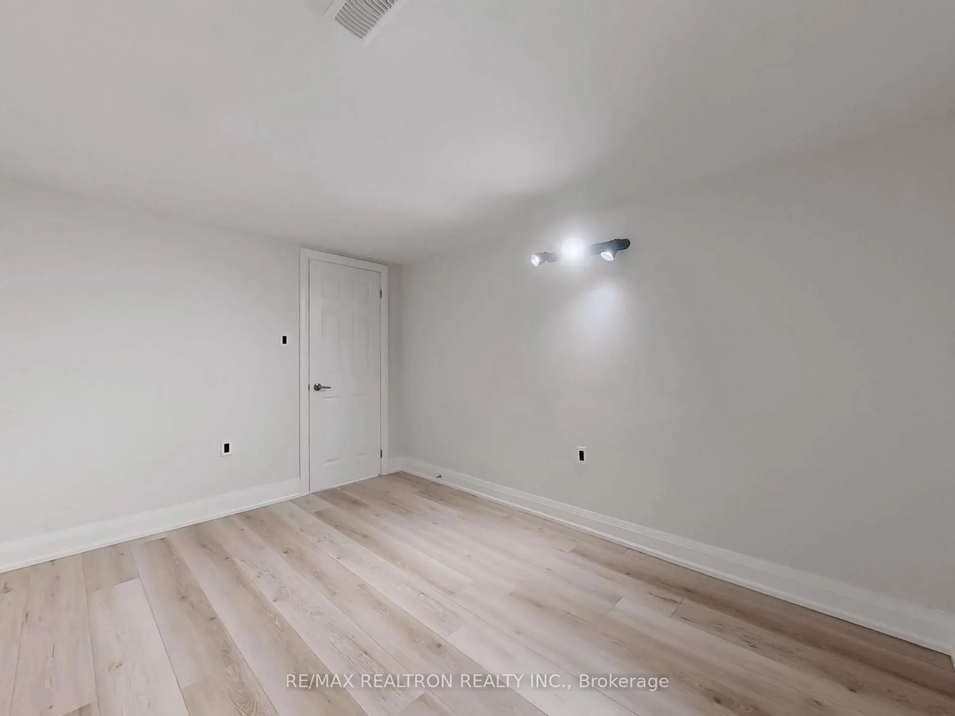 Photo 13 of Unit Bsmt, 28 Blue Spruce Lane, Markham, Royal Orchard — HOMEH