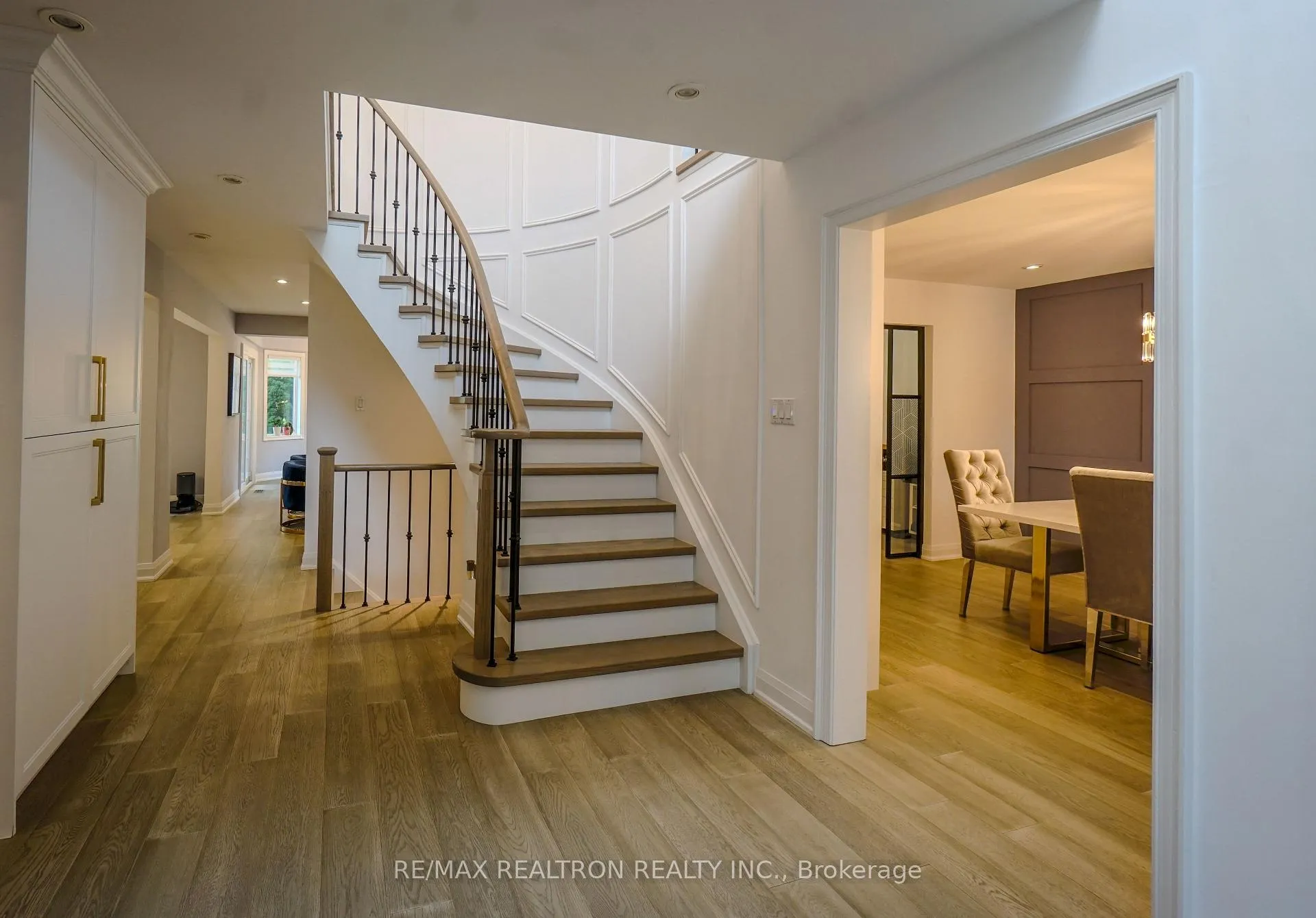 Photo 2 of 206 Carlton Road, Markham, Unionville — HOMEH