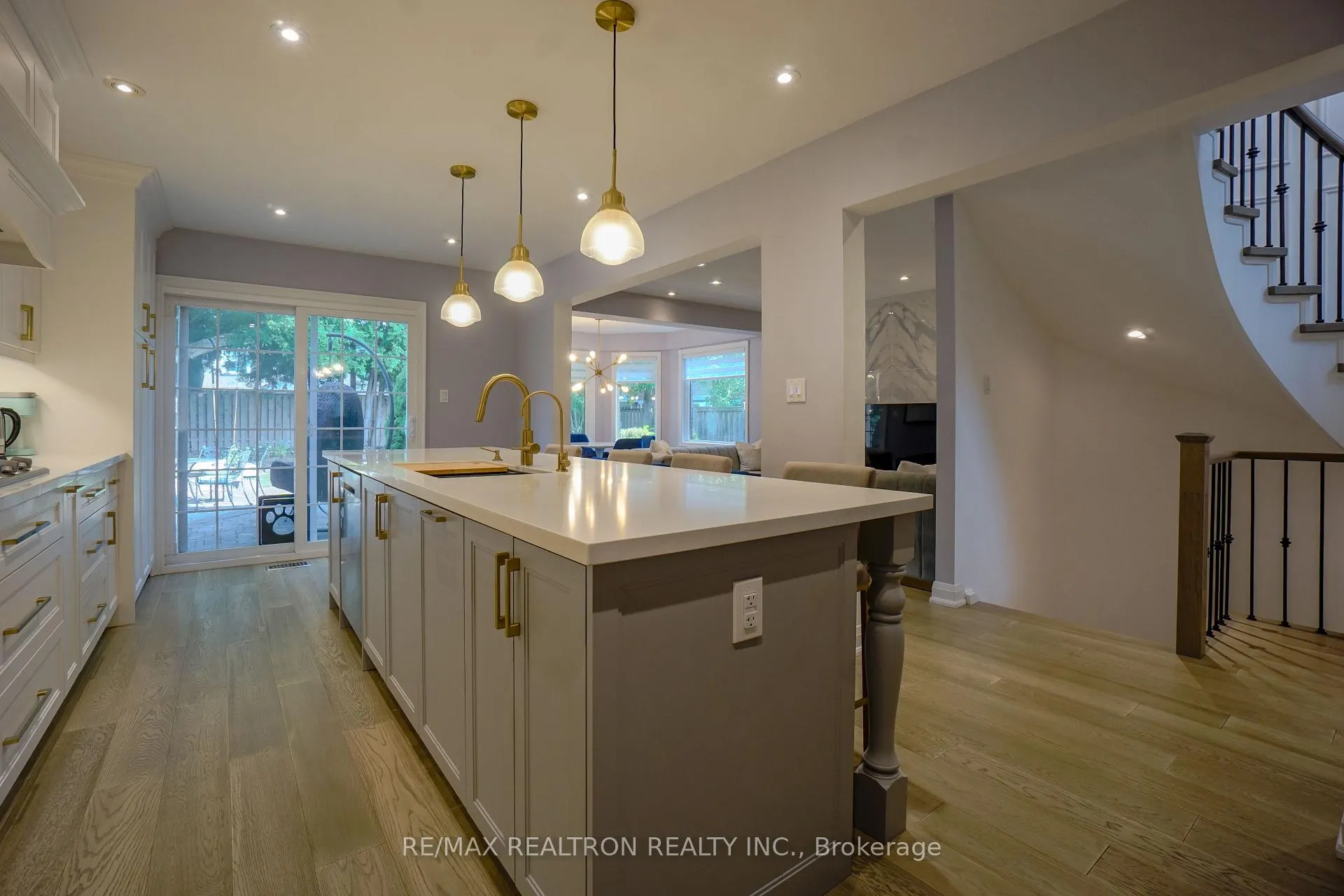 Photo 4 of 206 Carlton Road, Markham, Unionville — HOMEH
