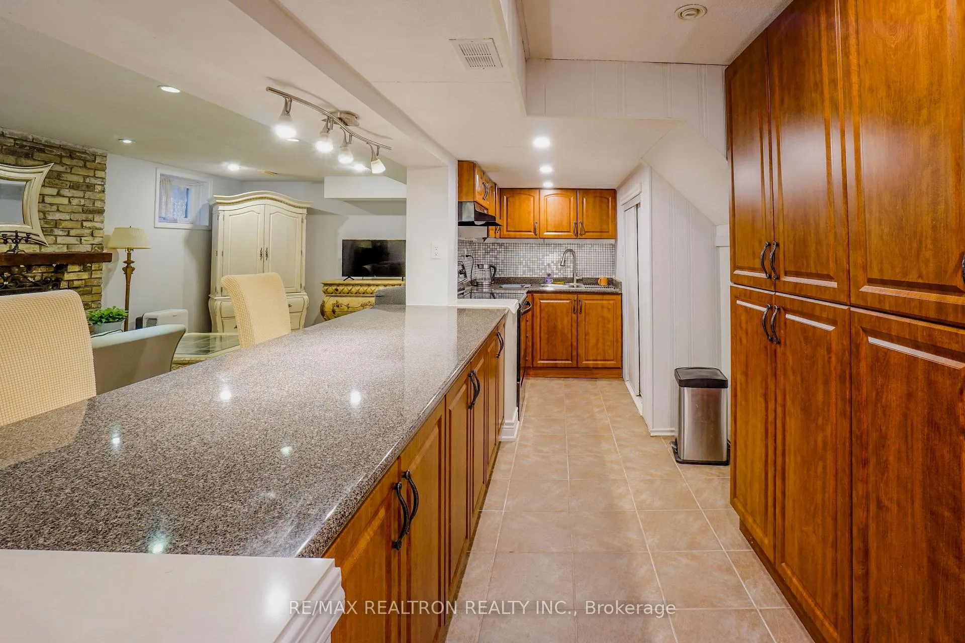 Photo 40 of 206 Carlton Road, Markham, Unionville — HOMEH
