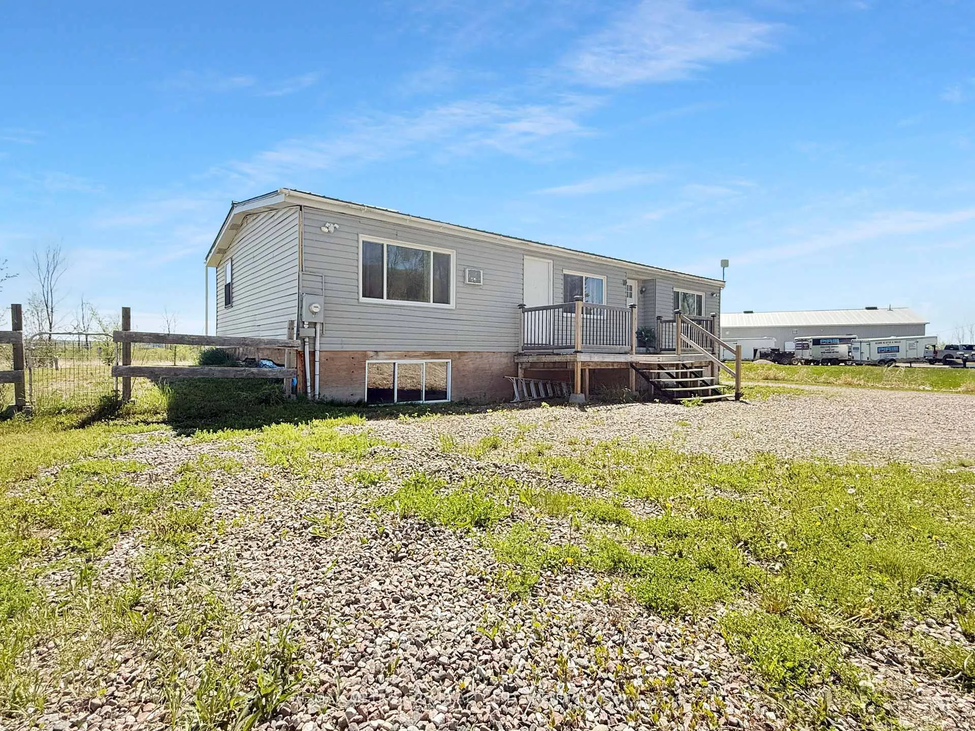 Photo 2 of 211 Elliott Crescent, Renfrew — HOMEH