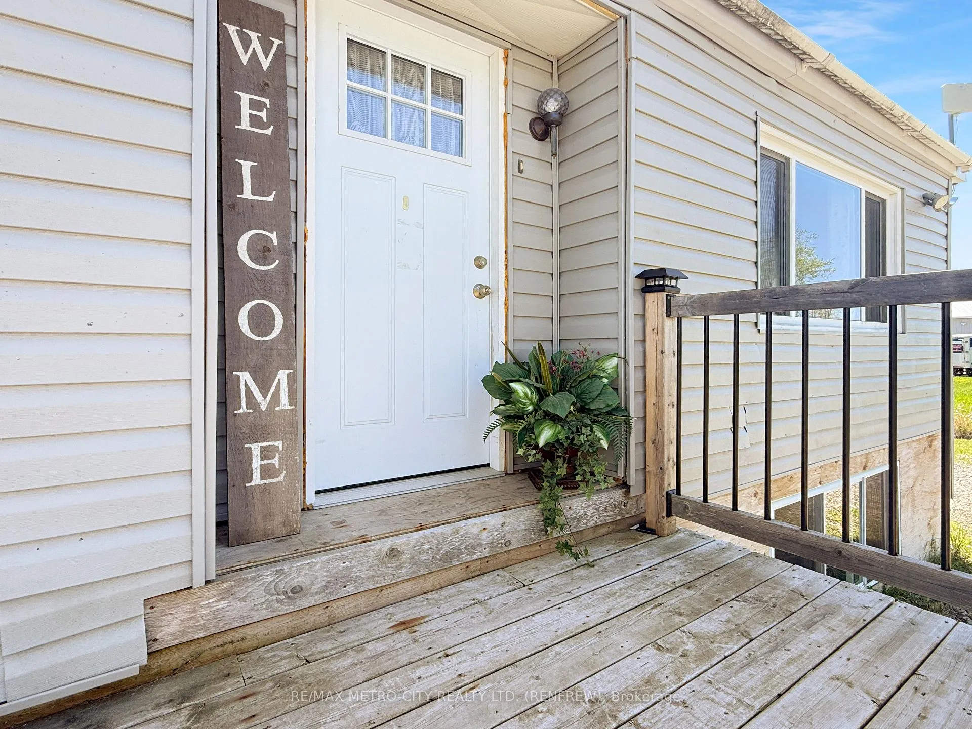 Photo 4 of 211 Elliott Crescent, Renfrew — HOMEH