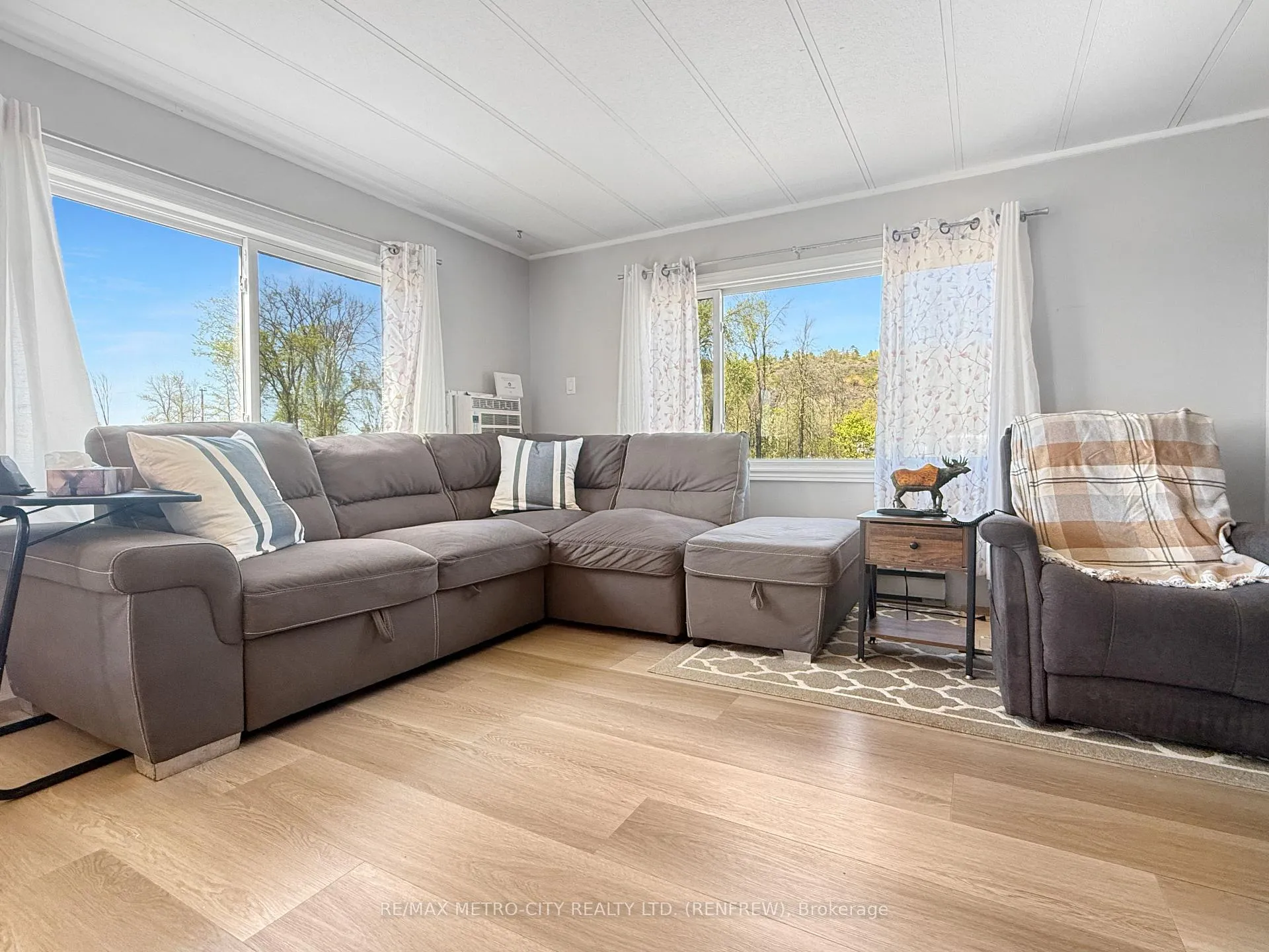 Photo 6 of 211 Elliott Crescent, Renfrew — HOMEH