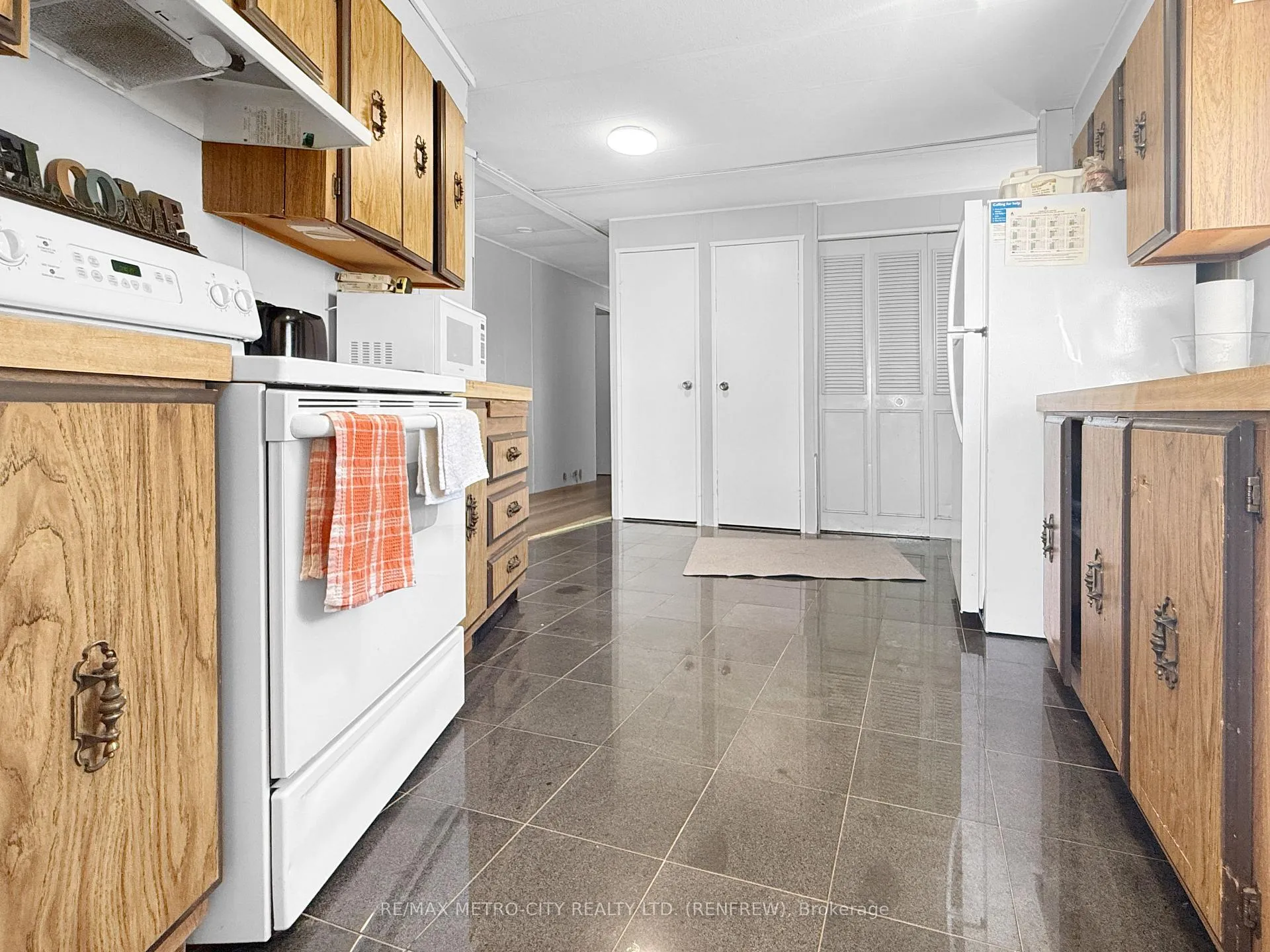 Photo 9 of 211 Elliott Crescent, Renfrew — HOMEH