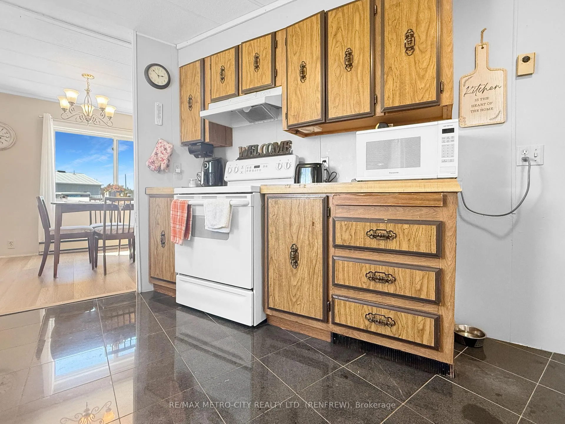 Photo 10 of 211 Elliott Crescent, Renfrew — HOMEH
