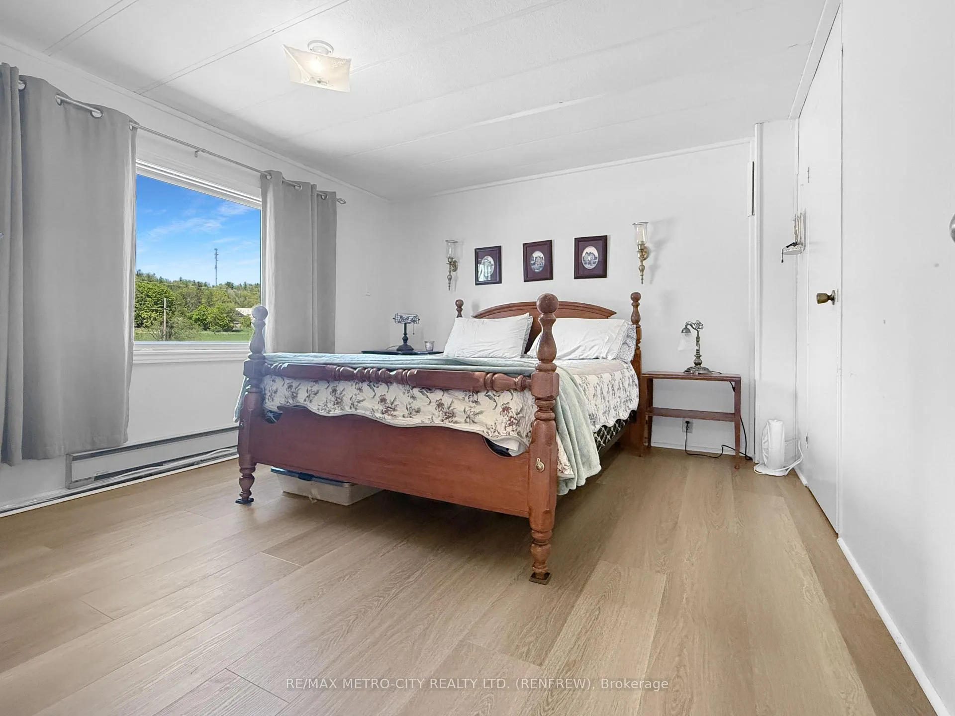 Photo 11 of 211 Elliott Crescent, Renfrew — HOMEH