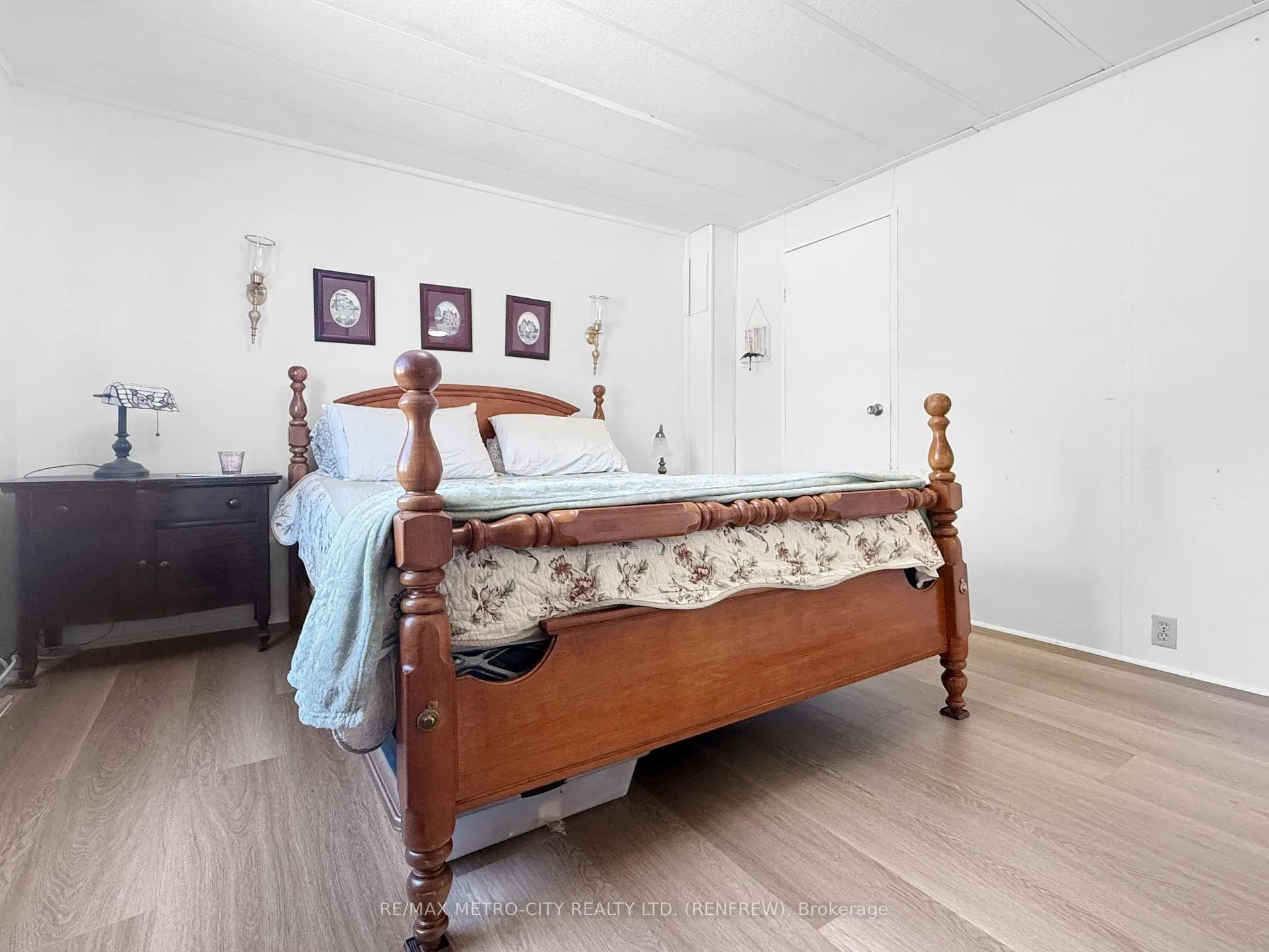 Photo 12 of 211 Elliott Crescent, Renfrew — HOMEH