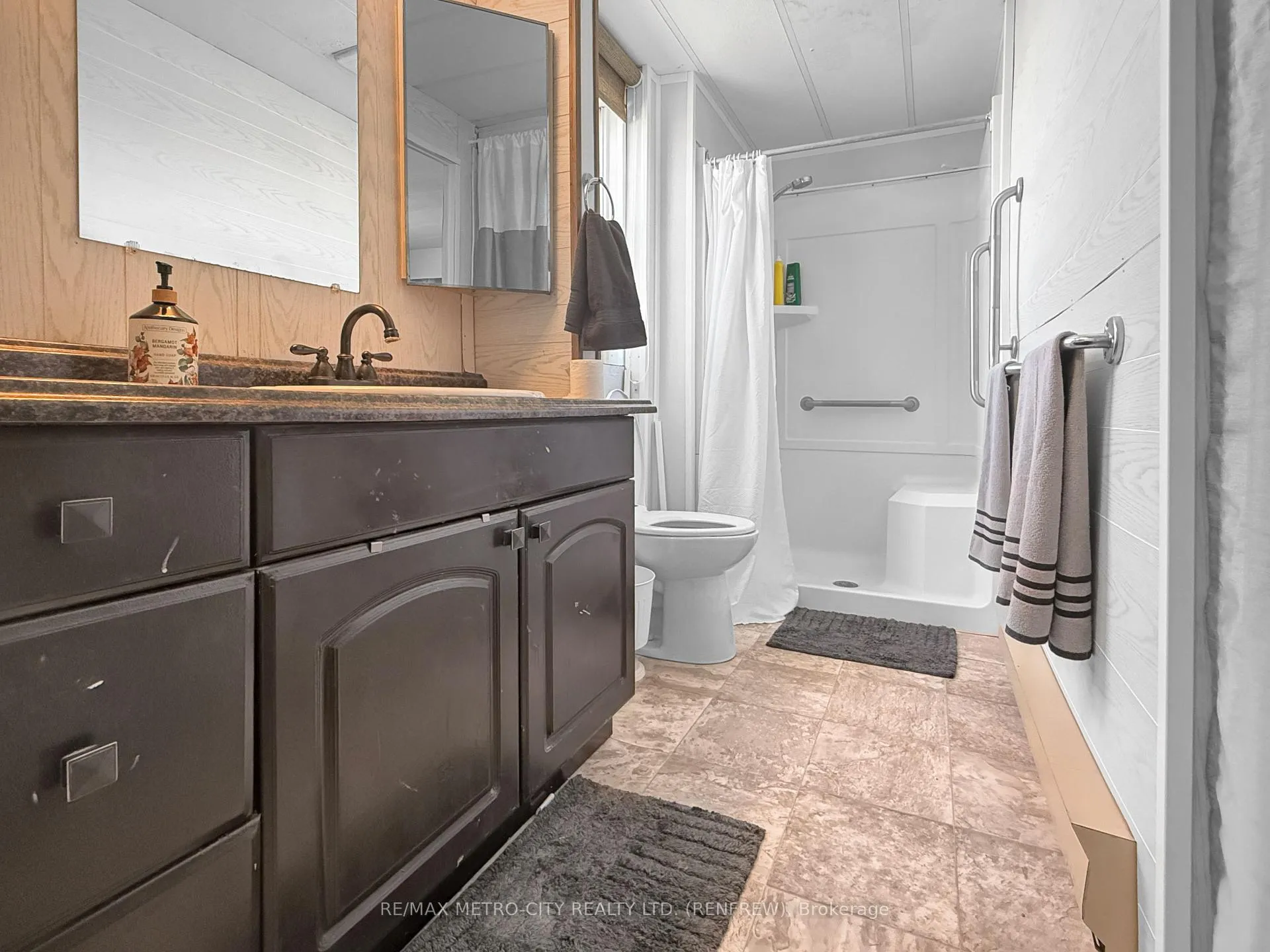 Photo 13 of 211 Elliott Crescent, Renfrew — HOMEH