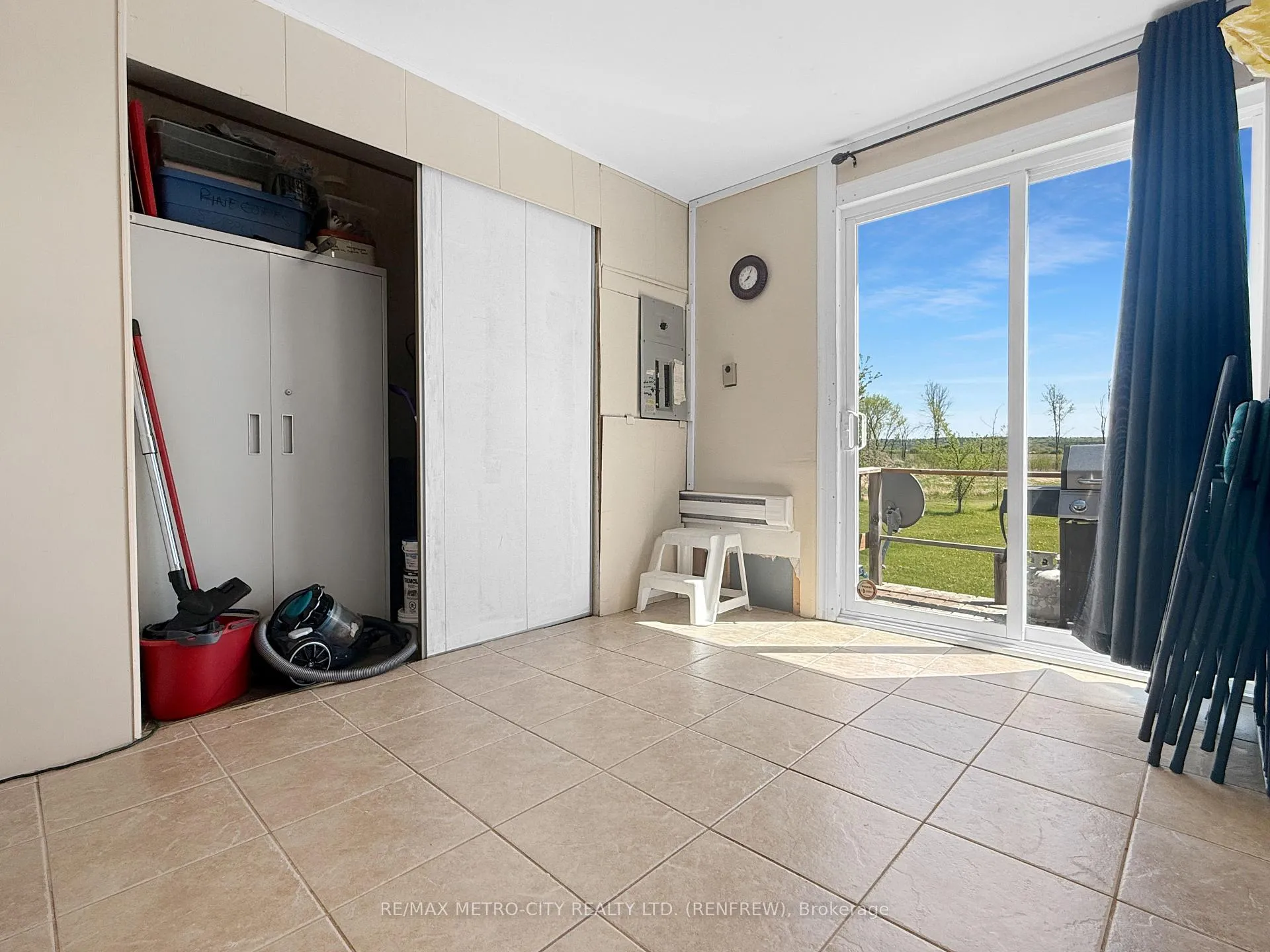 Photo 15 of 211 Elliott Crescent, Renfrew — HOMEH