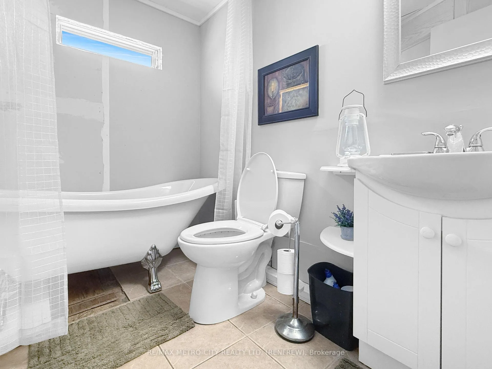 Photo 16 of 211 Elliott Crescent, Renfrew — HOMEH