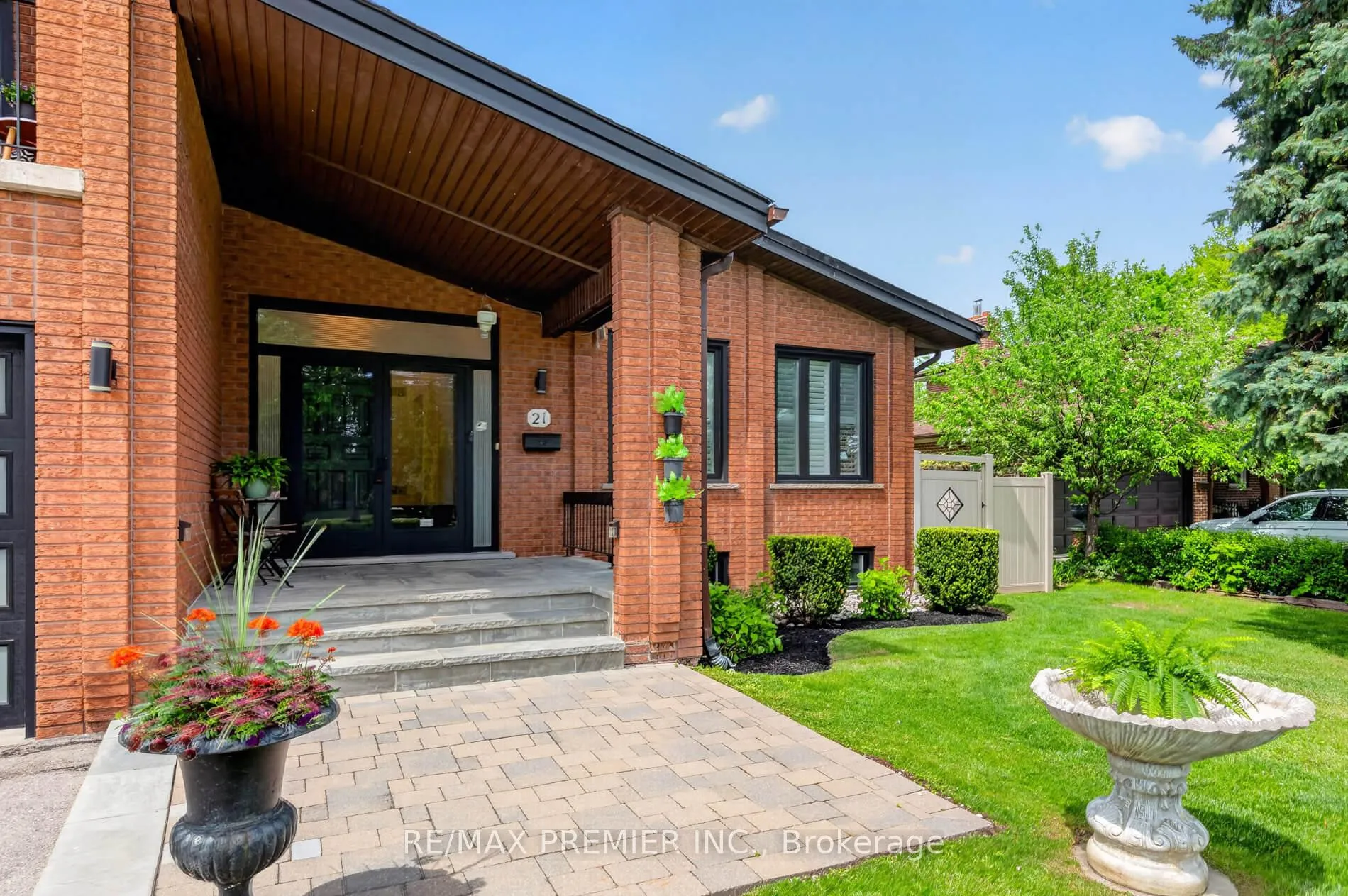 Photo 2 of 21 Forest Circle Court, Vaughan, East Woodbridge — HOMEH