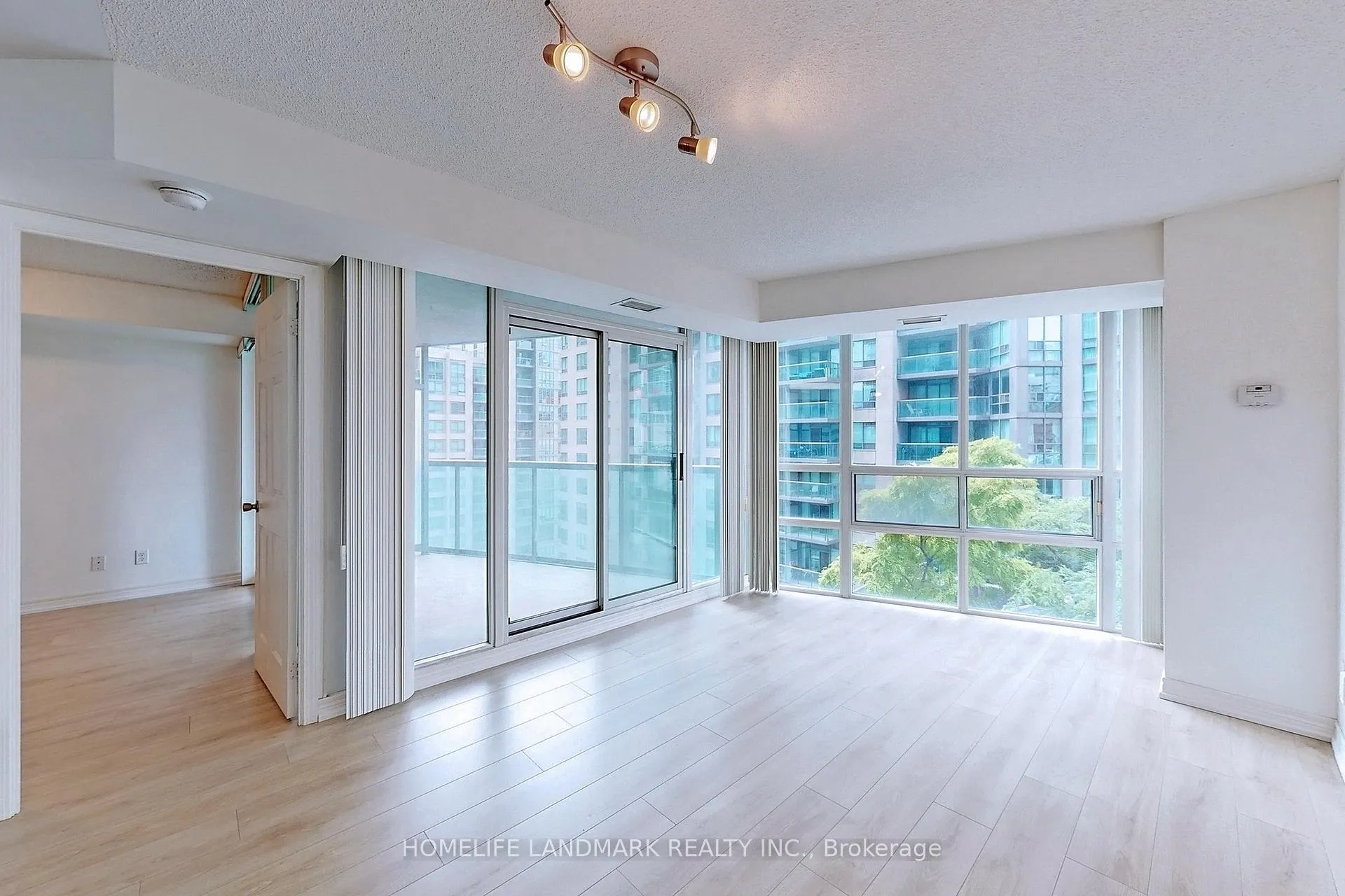 Photo 5 of Unit 901, 30 Grand Trunk Crescent, Toronto, Waterfront Communities — HOMEH
