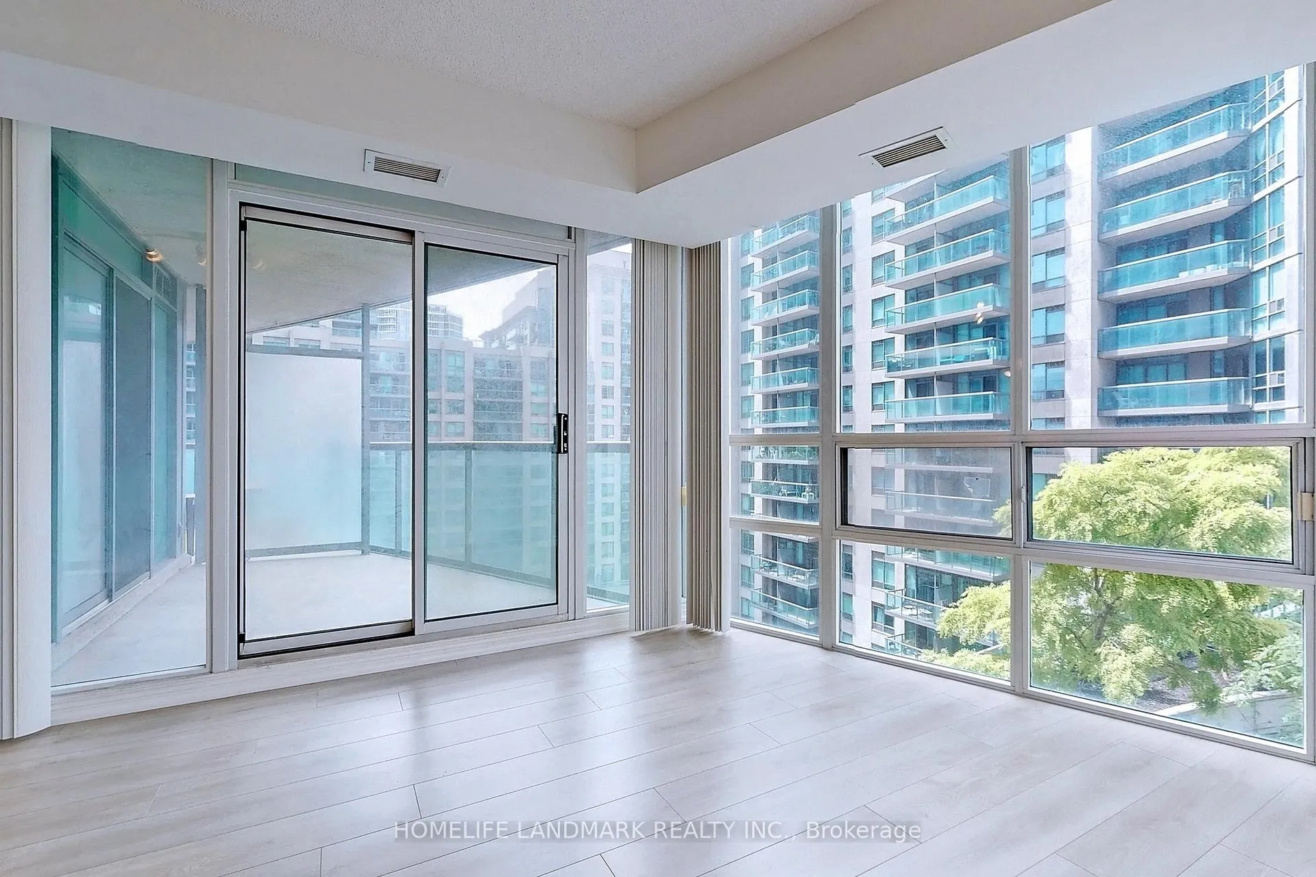 Photo 7 of Unit 901, 30 Grand Trunk Crescent, Toronto, Waterfront Communities — HOMEH