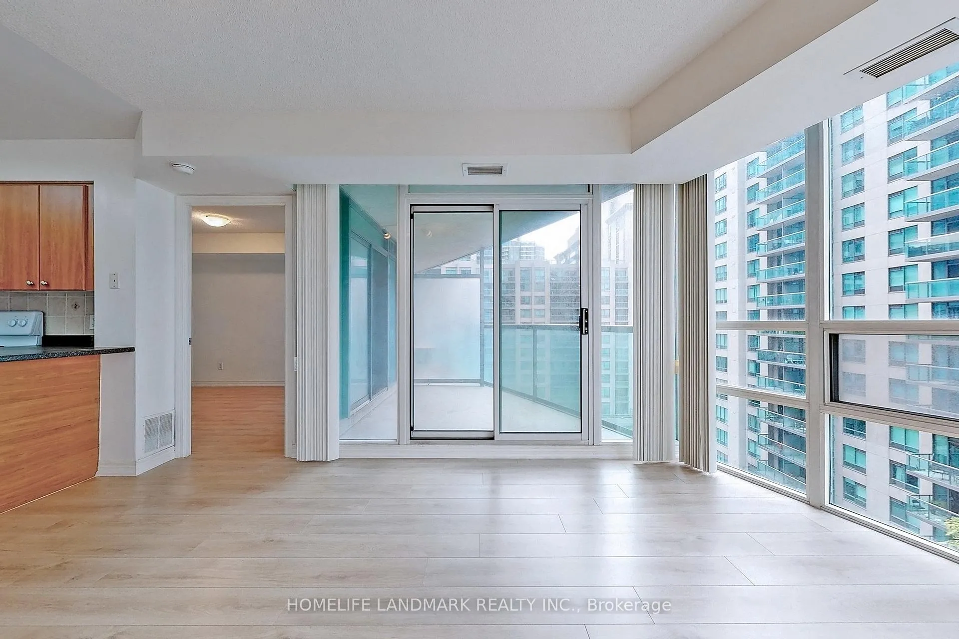 Photo 8 of Unit 901, 30 Grand Trunk Crescent, Toronto, Waterfront Communities — HOMEH