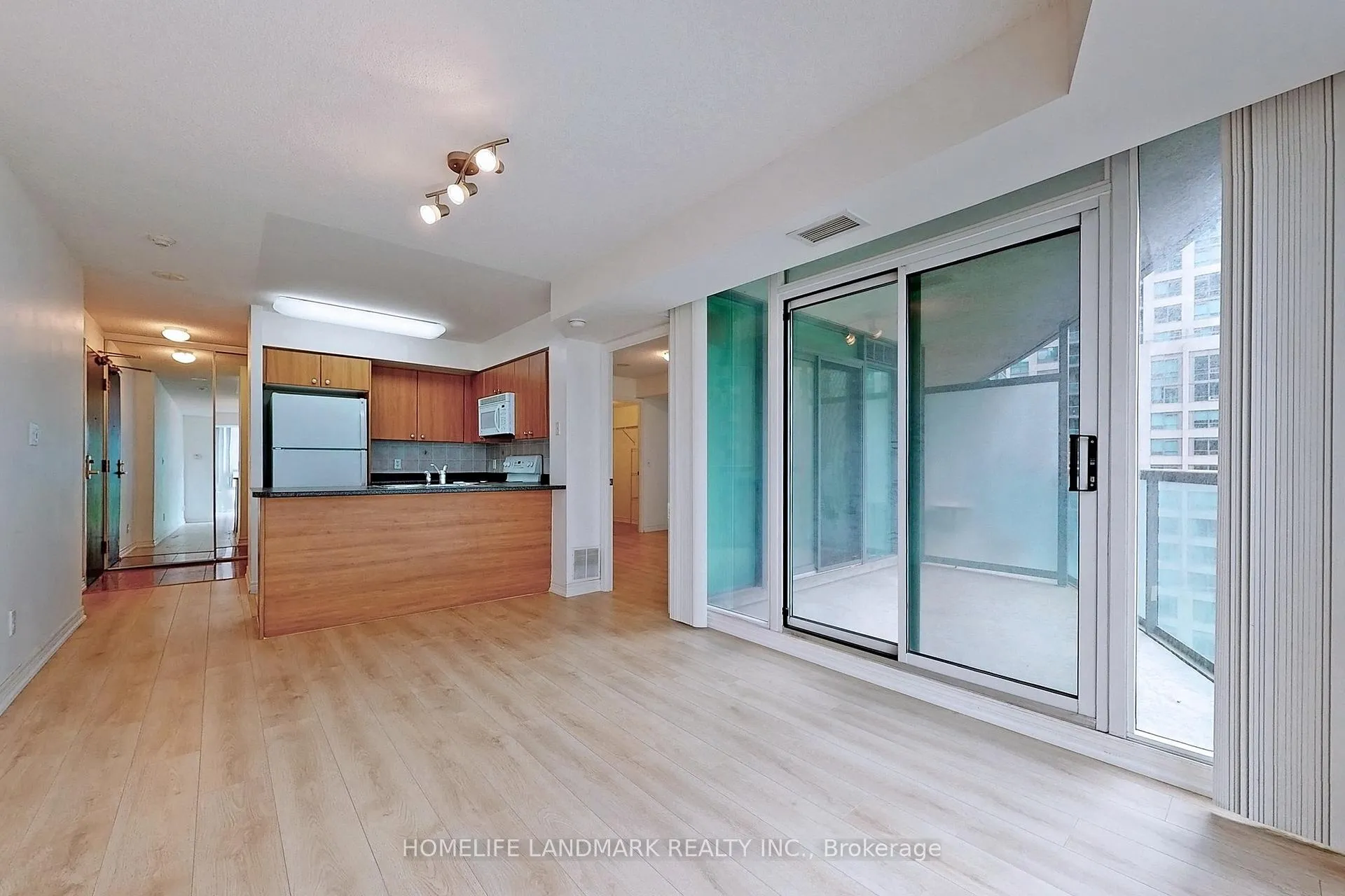 Photo 10 of Unit 901, 30 Grand Trunk Crescent, Toronto, Waterfront Communities — HOMEH