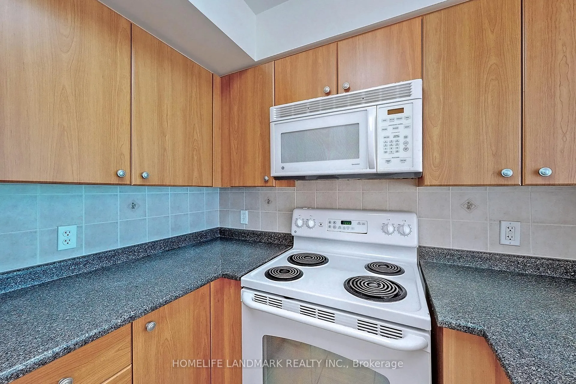 Photo 15 of Unit 901, 30 Grand Trunk Crescent, Toronto, Waterfront Communities — HOMEH