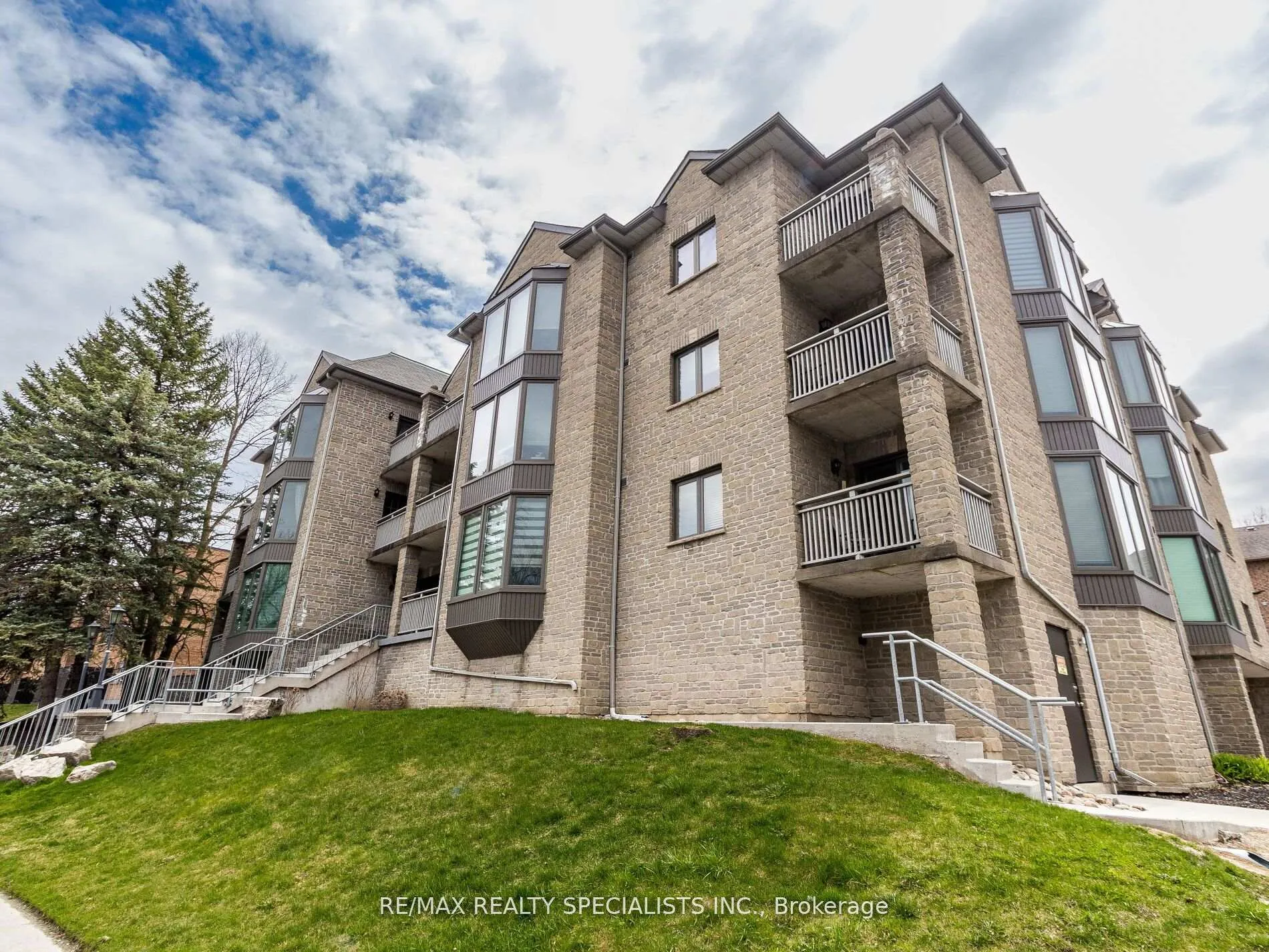 Photo 4 of Unit 306, 21 George Street, Aurora, Aurora Village — HOMEH