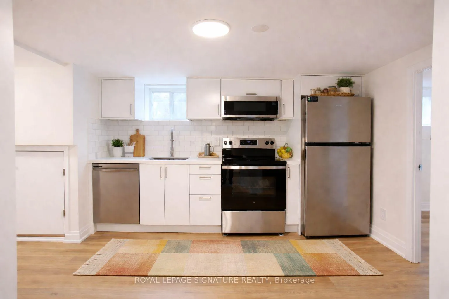 Photo 5 of Unit B, 5 Twentieth Street, Etobicoke, New Toronto — HOMEH
