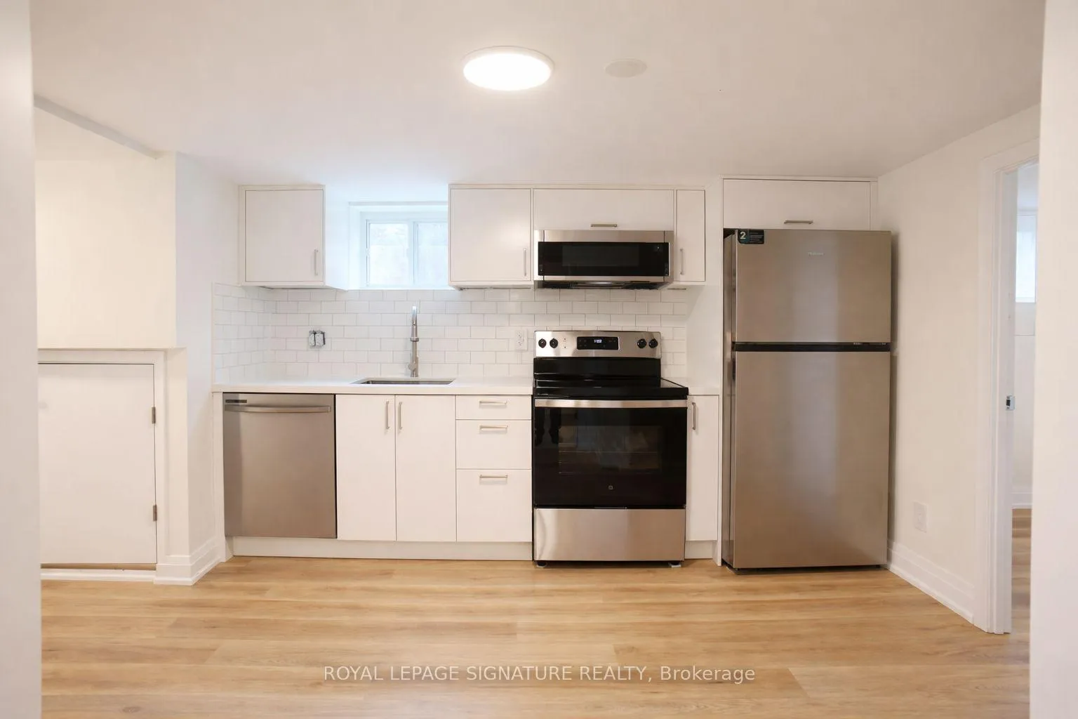 Photo 6 of Unit B, 5 Twentieth Street, Etobicoke, New Toronto — HOMEH