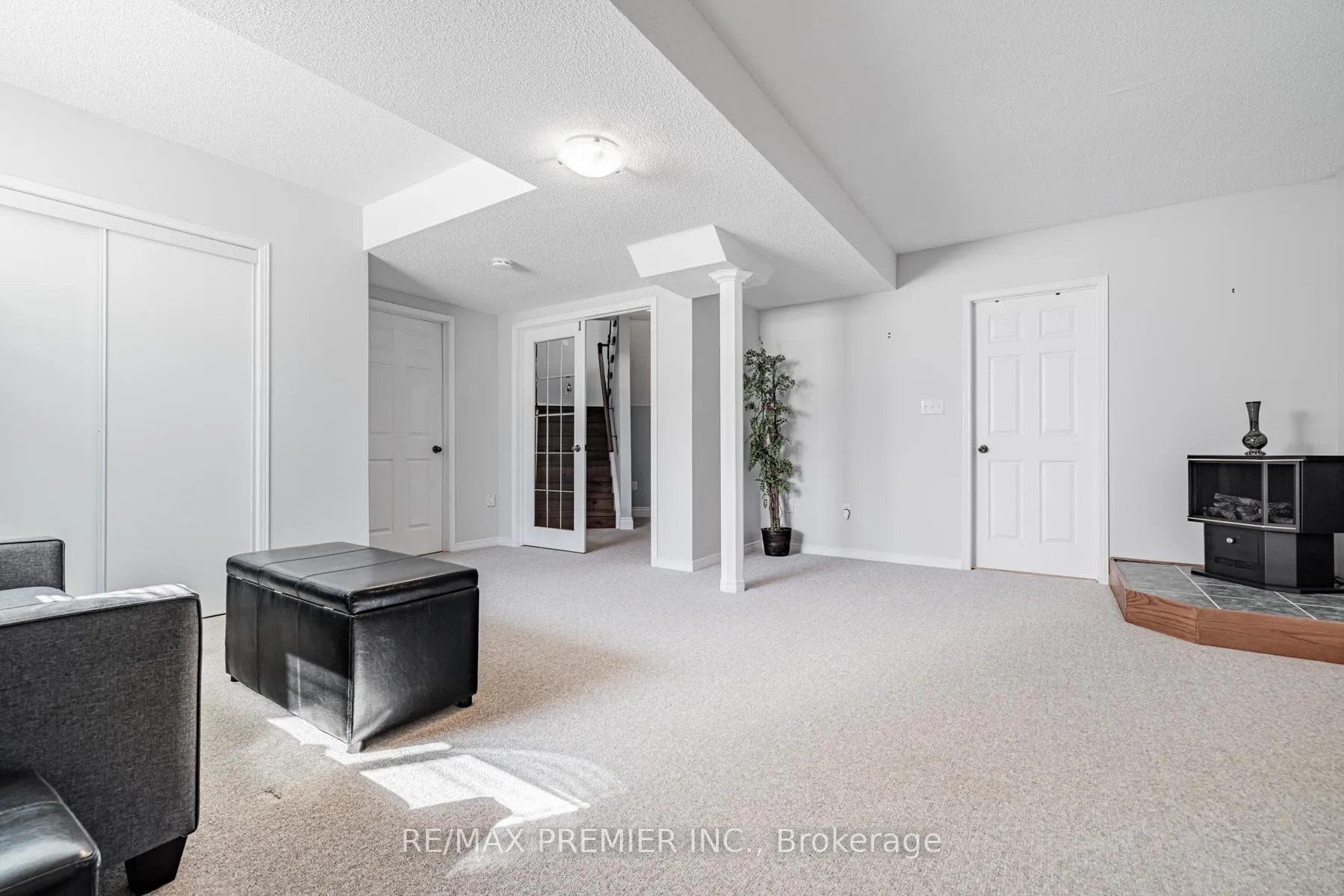 Photo 4 of 20 Cranberry Heights, Wasaga Beach — HOMEH